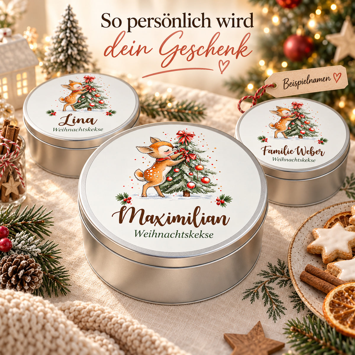 Personalisierte Weihnachts-Keksdose, Motiv Reh am Weihnachtsbaum – Personalisierung mit drei Beispielnamen