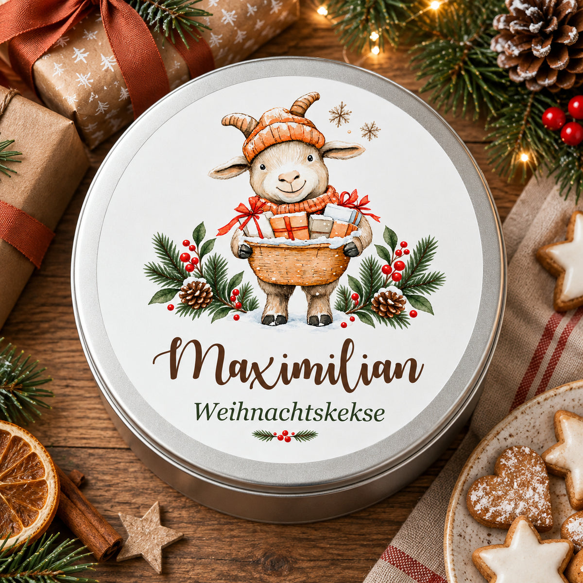 Personalisierte Weihnachts-Keksdose, Motiv Ziege mit Geschenkkorb – Draufsicht in weihnachtlicher Umgebung