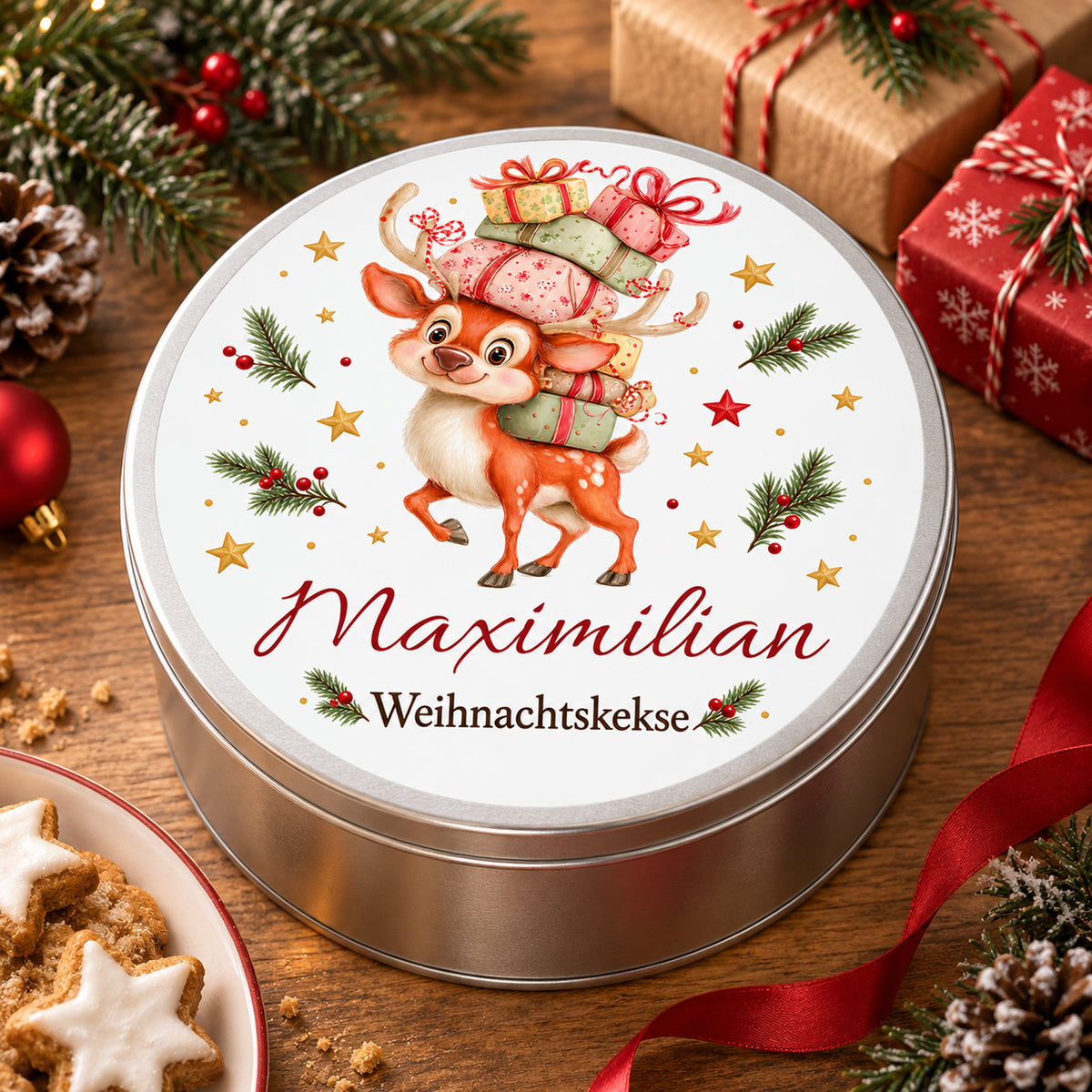 Schräge Ansicht der geschlossenen Keksdose mit Rentier mit Geschenkestapel und Wunschname.
