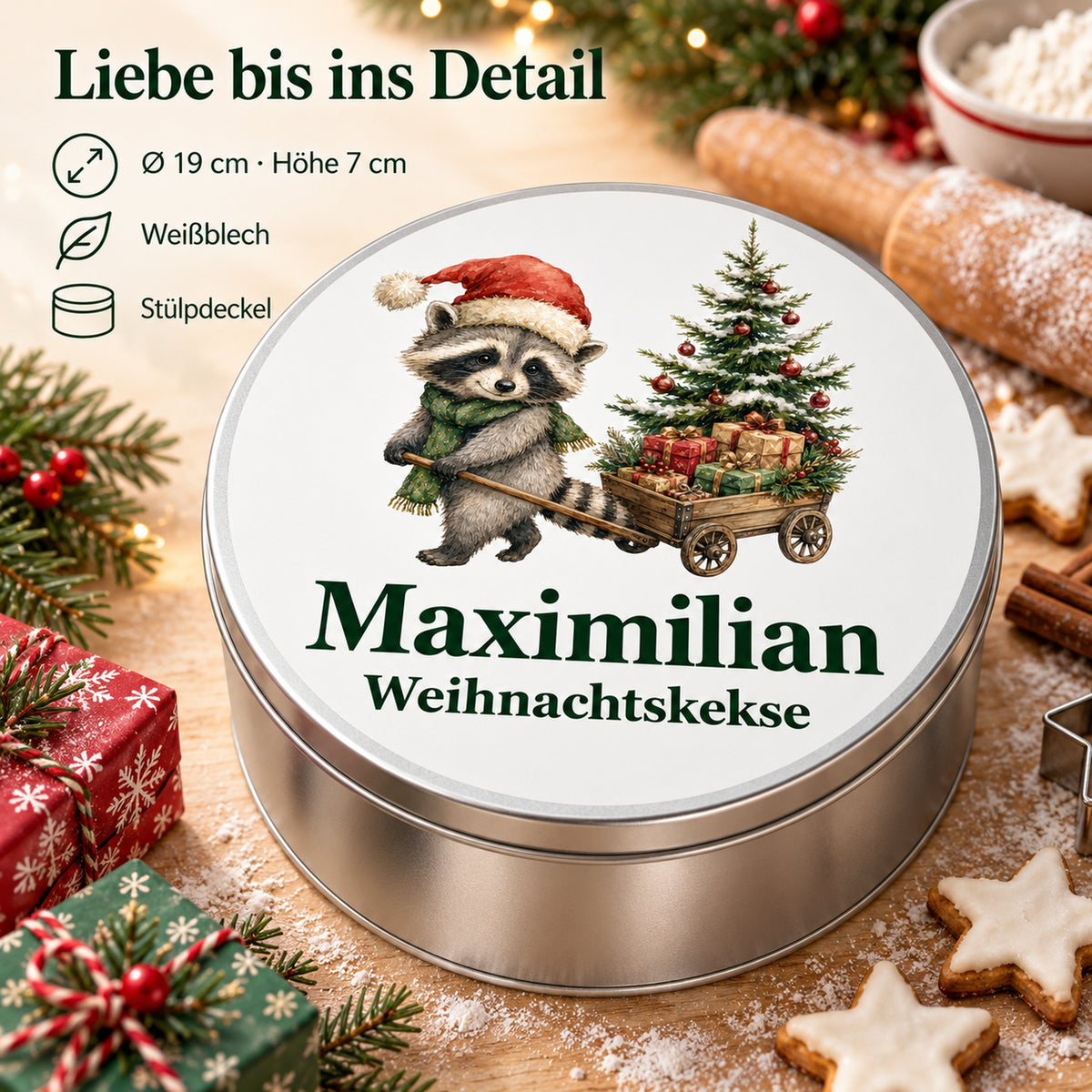 Maße und Material einer runden Keksdose mit Waschbär mit Geschenkewagen und Wunschname. Durchmesser 19 cm, Höhe 7 cm, Weißblech und Stülpdeckel.