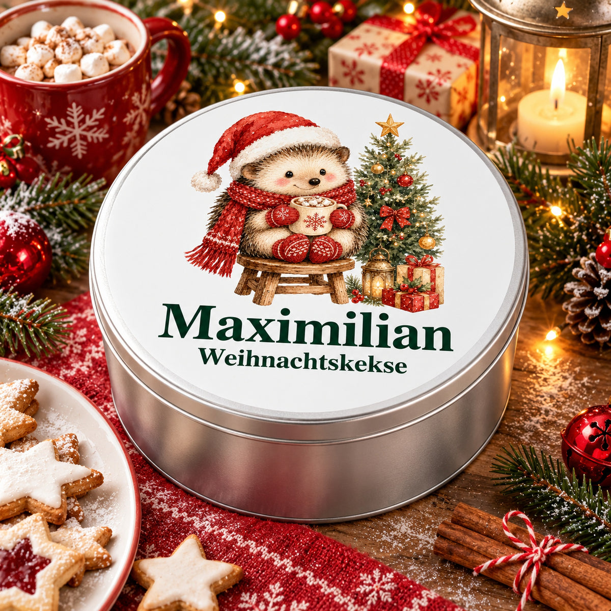 Runde Keksdose als weihnachtliche Geschenkidee mit Igel mit Kakao und Wunschname.