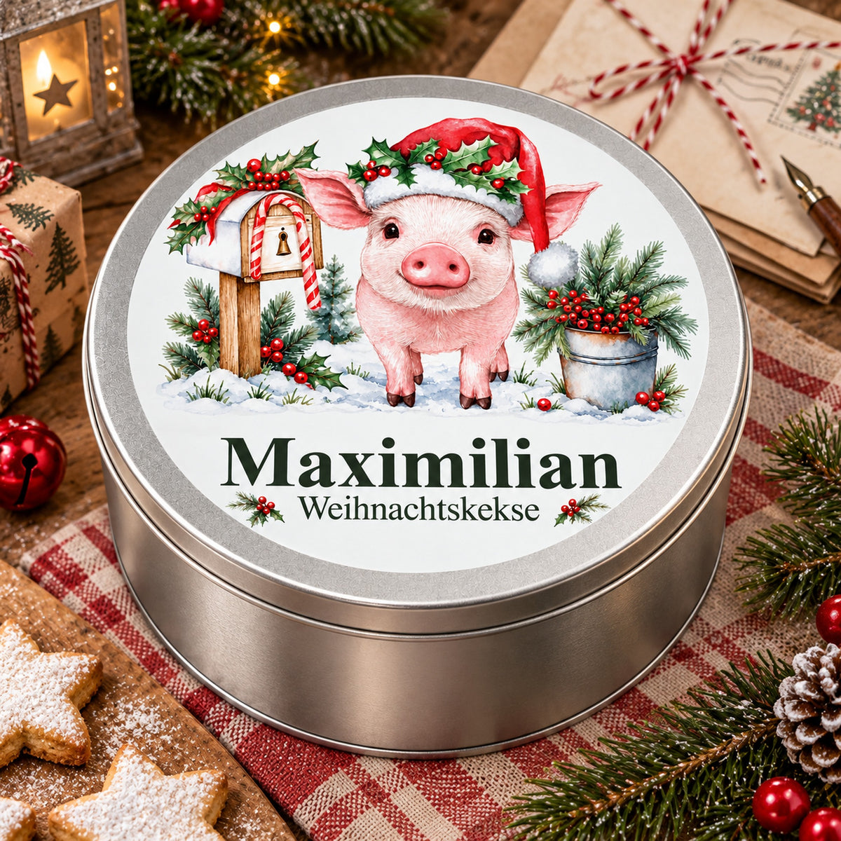 Keksdose mit Wunschname und Schweinchen und Weihnachtspost zwischen Plätzchen und weihnachtlicher Dekoration