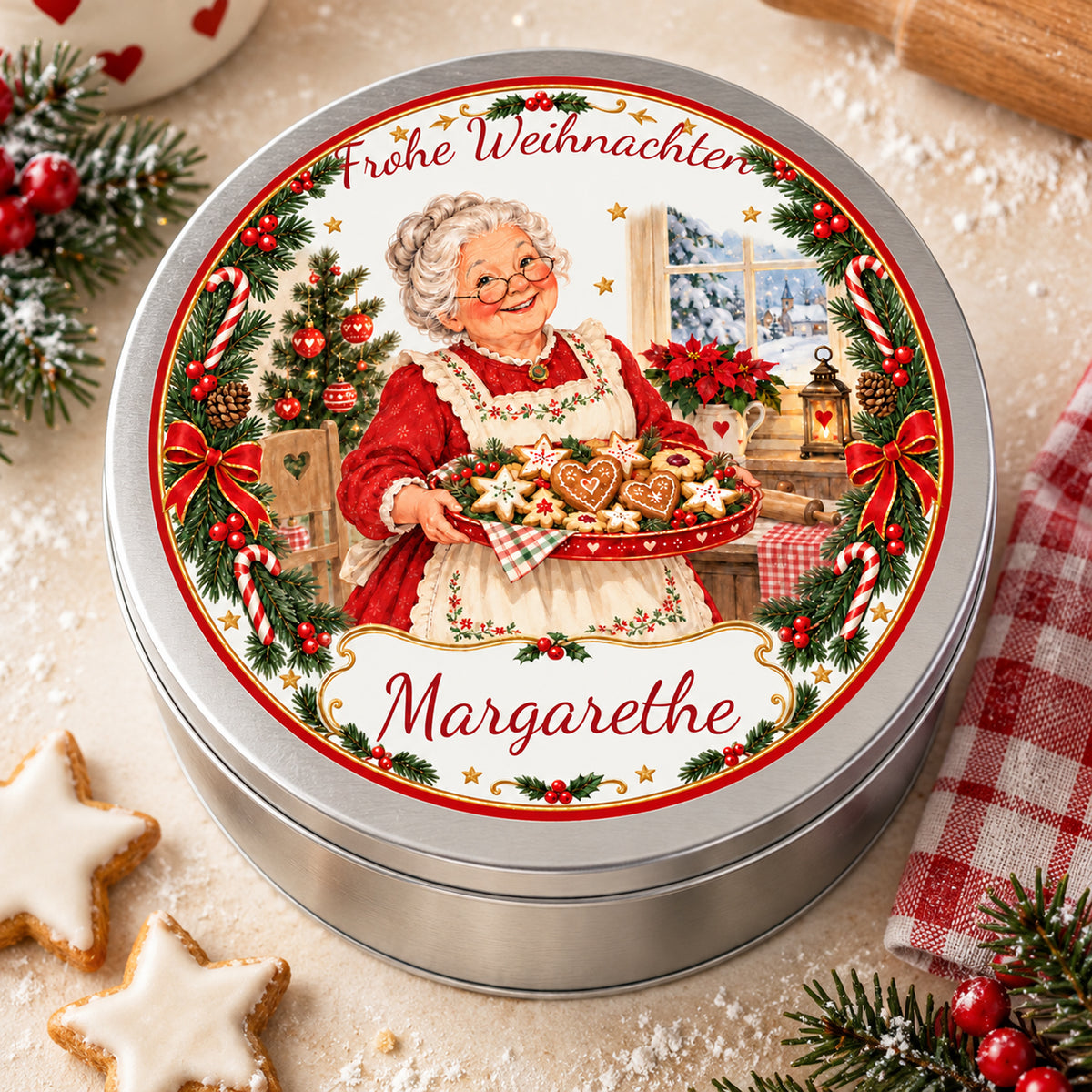 Draufsicht auf die personalisierte Weihnachtsoma-Keksdose, Motiv Plätzchentablett mit bedrucktem Deckel auf einem cremefarbenen Tisch.