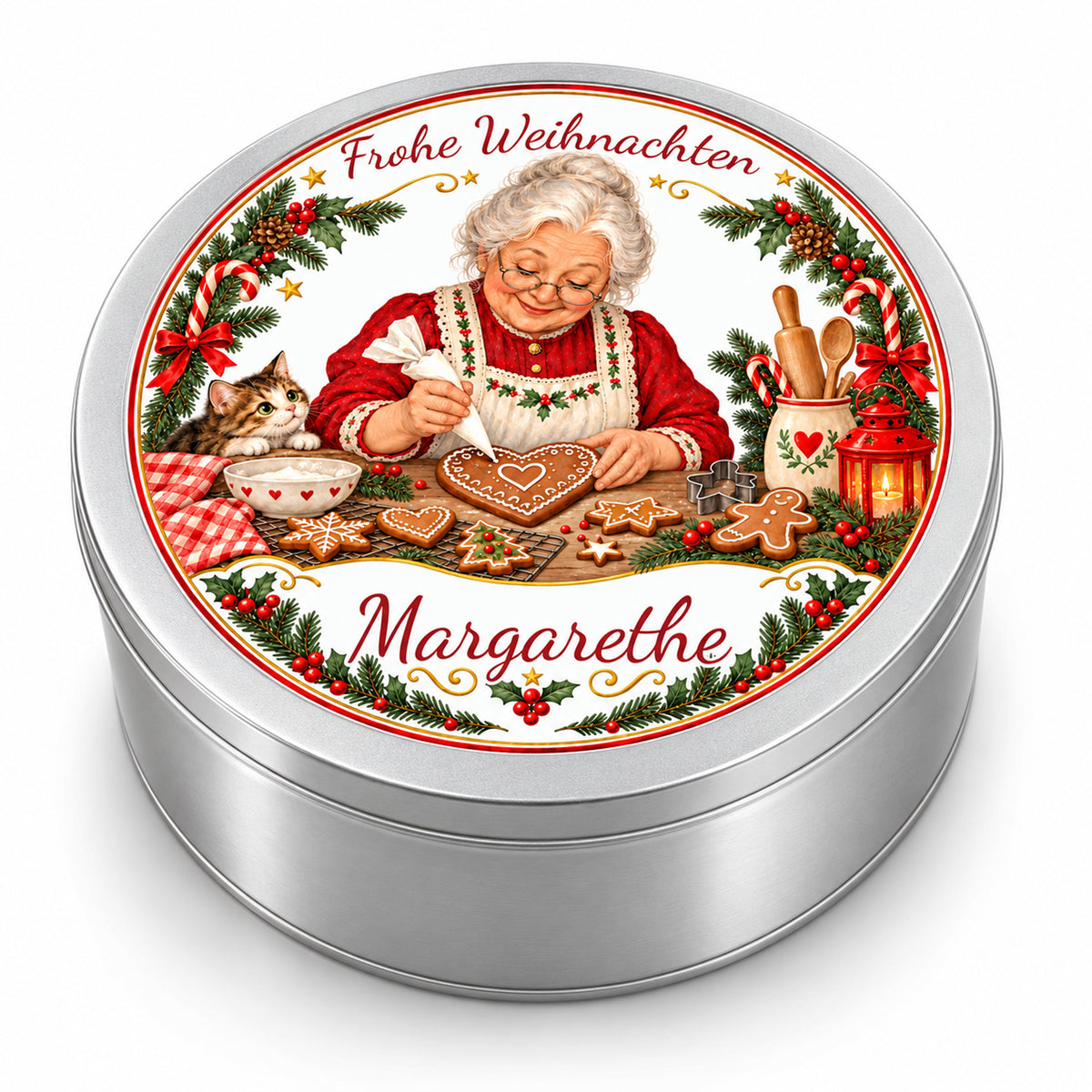 Silberne geschlossene Keksdose mit Weihnachtsoma-Motiv Lebkuchen verzieren, Frohe Weihnachten und Wunschname vor weißem Hintergrund.