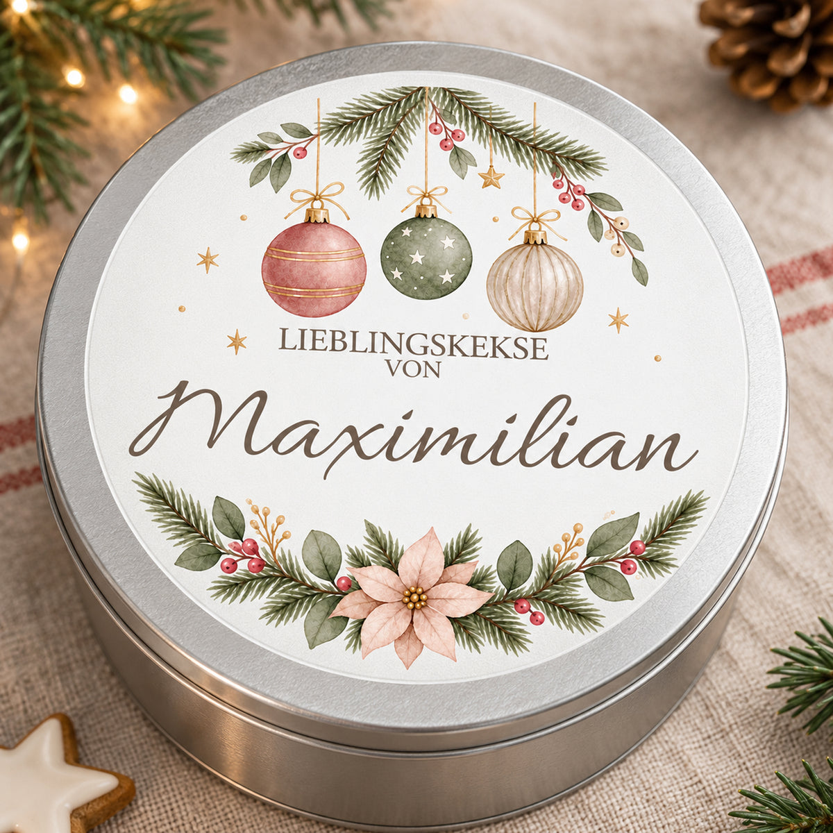 Personalisierte Keksdose mit Zarte Weihnachtskugeln und dem Namen Maximilian in Nahansicht.