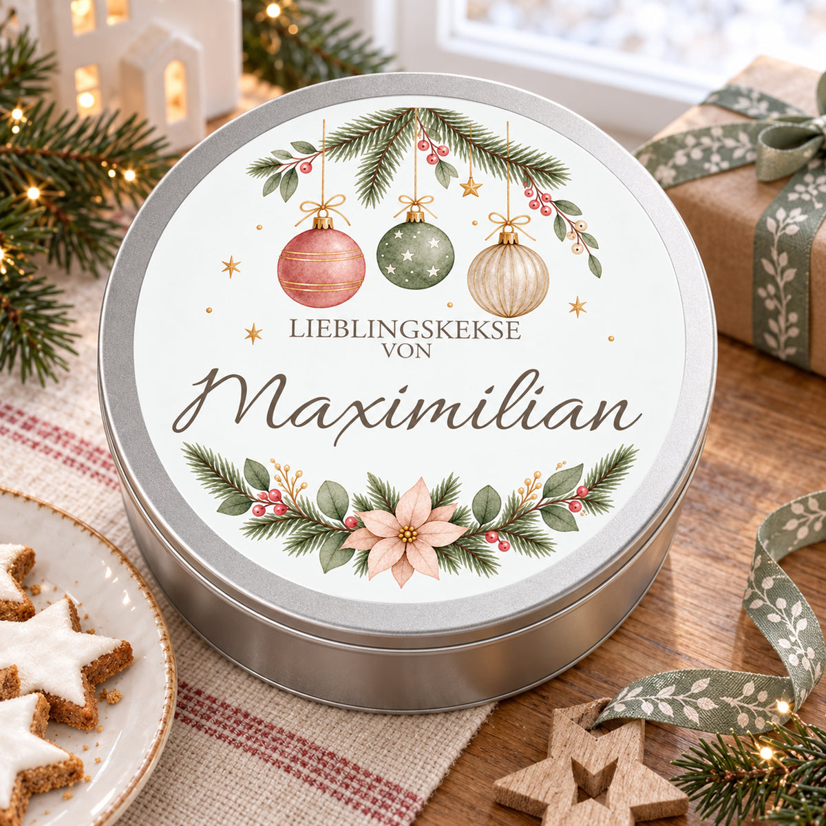 Keksdose mit Zarte Weihnachtskugeln-Motiv als Weihnachtsgeschenk neben Plätzchen und festlicher Dekoration