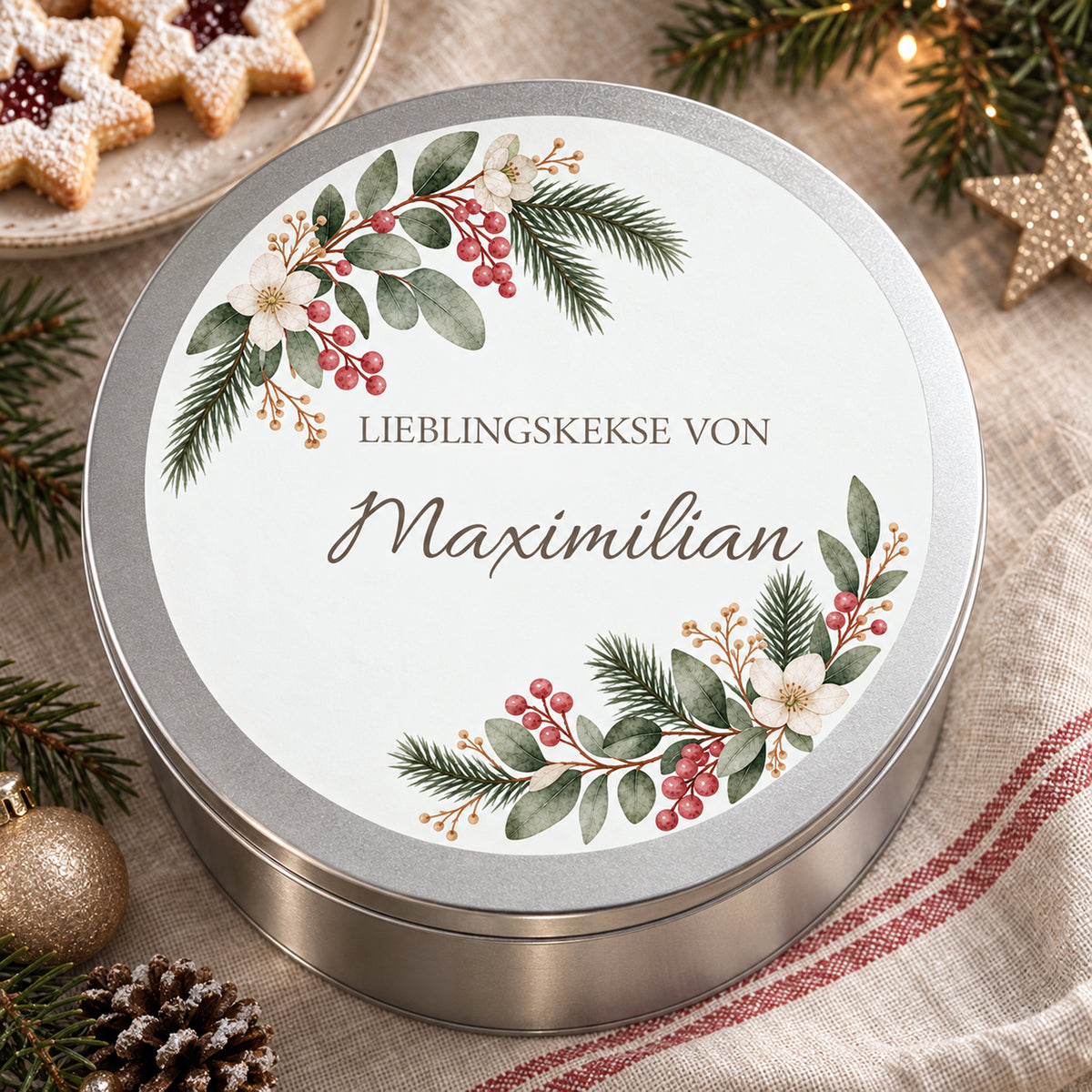 Personalisierte Keksdose mit Winterbeeren und dem Namen Maximilian in Nahansicht.