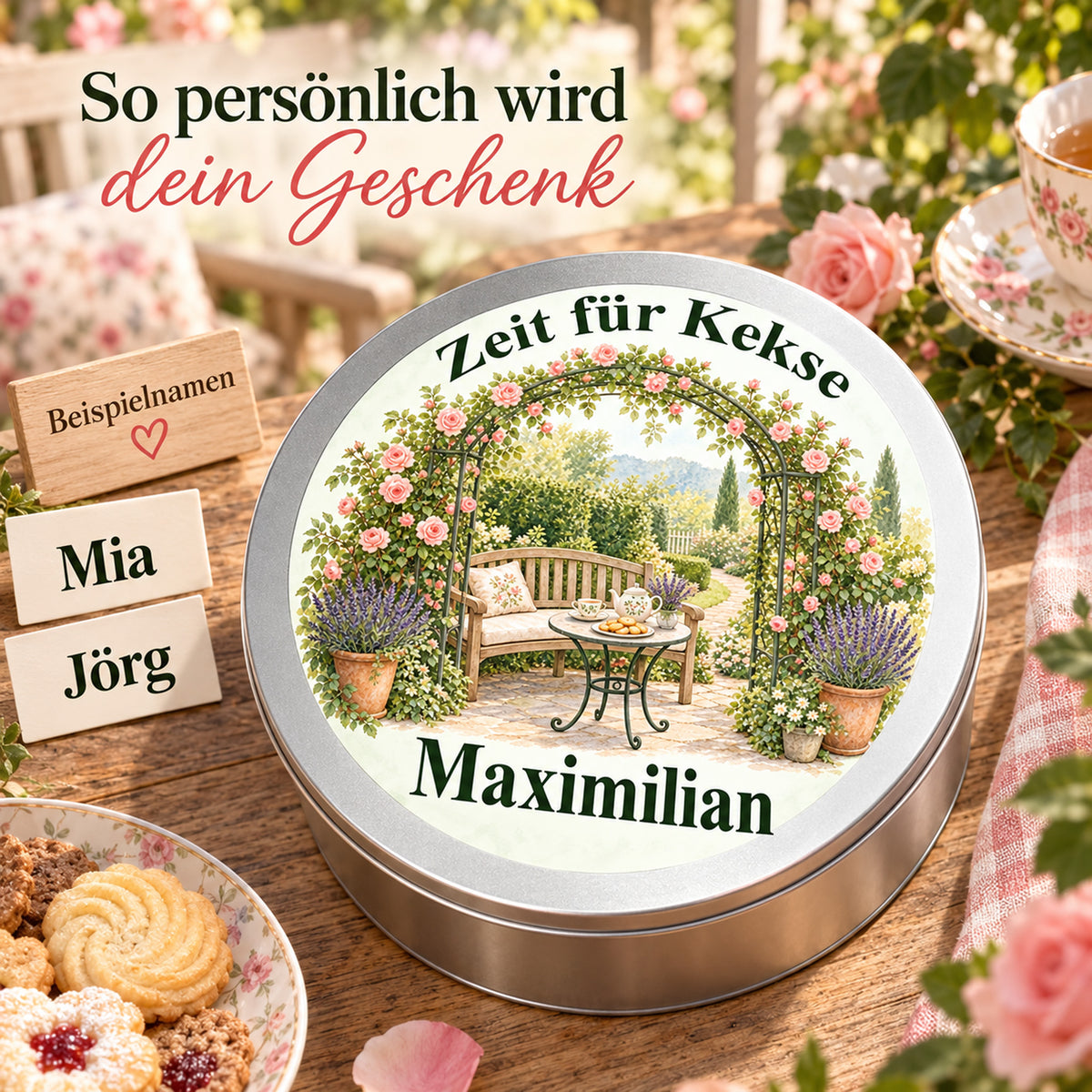 Personalisierte Keksdose mit Gartenmotiv Pause unter dem Rosenbogen und zwei Textkarten mit Beispielnamen