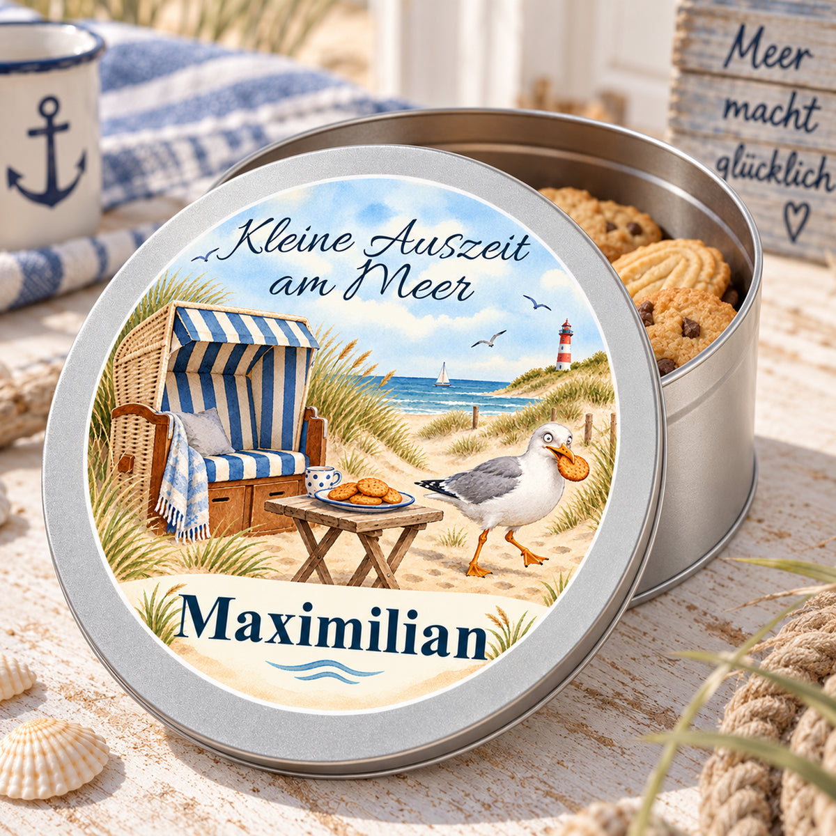 Offene Keksdose mit Keksen und bedrucktem Deckel mit dem Motiv Strandkorb-Keksdieb