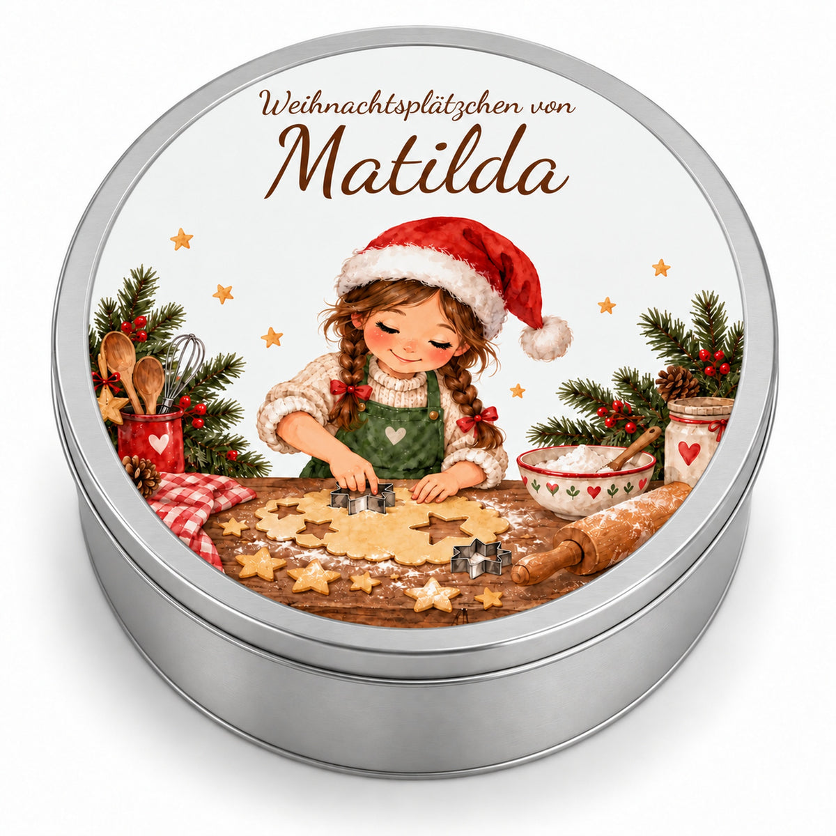 Runde silberne Keksdose mit Namen und Weihnachtsbäckerin beim Sterneausstechen auf weißem Hintergrund.