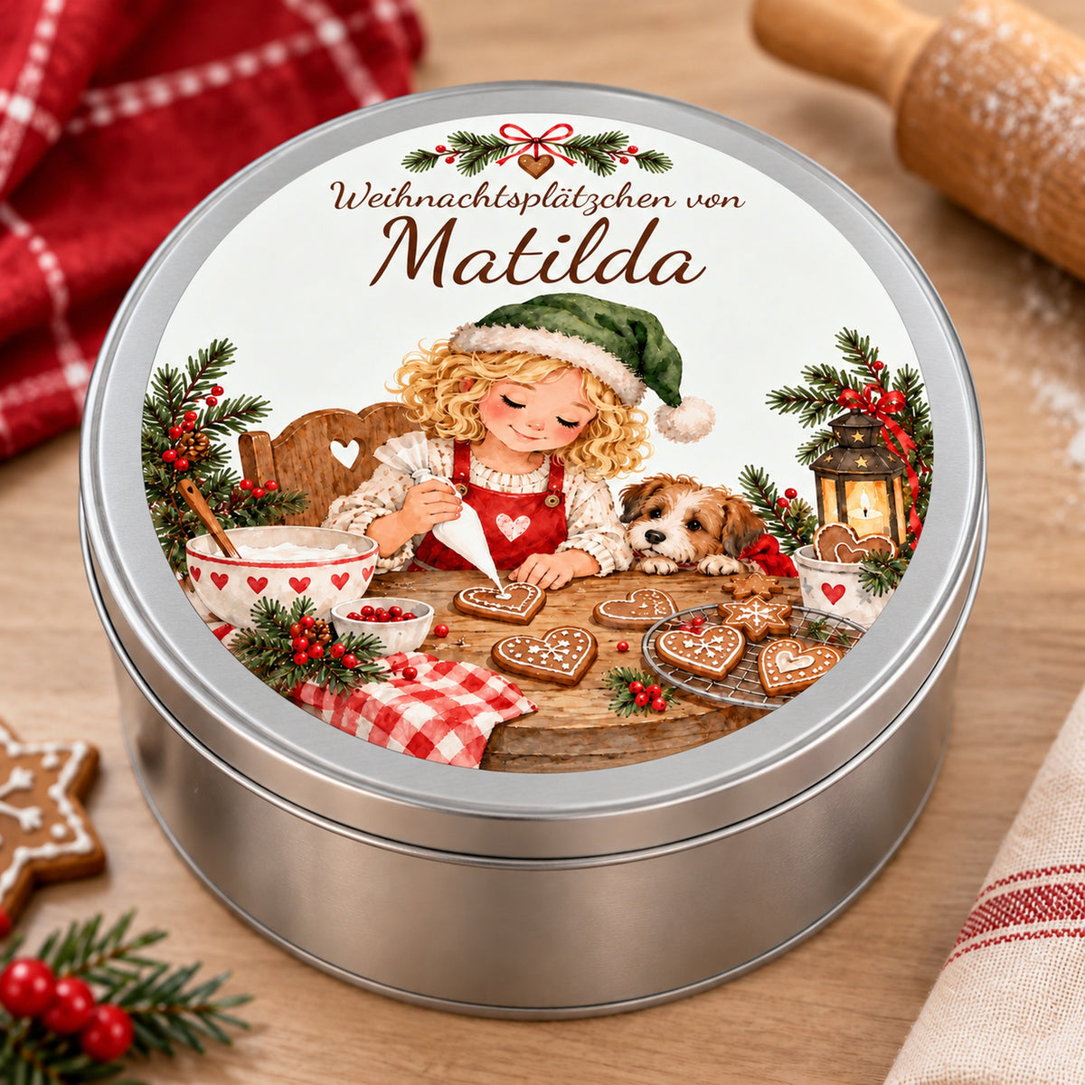 Runde personalisierte Keksdose mit Weihnachtsbäckerin beim Verzieren von Herzplätzchen und kleinem Hund.