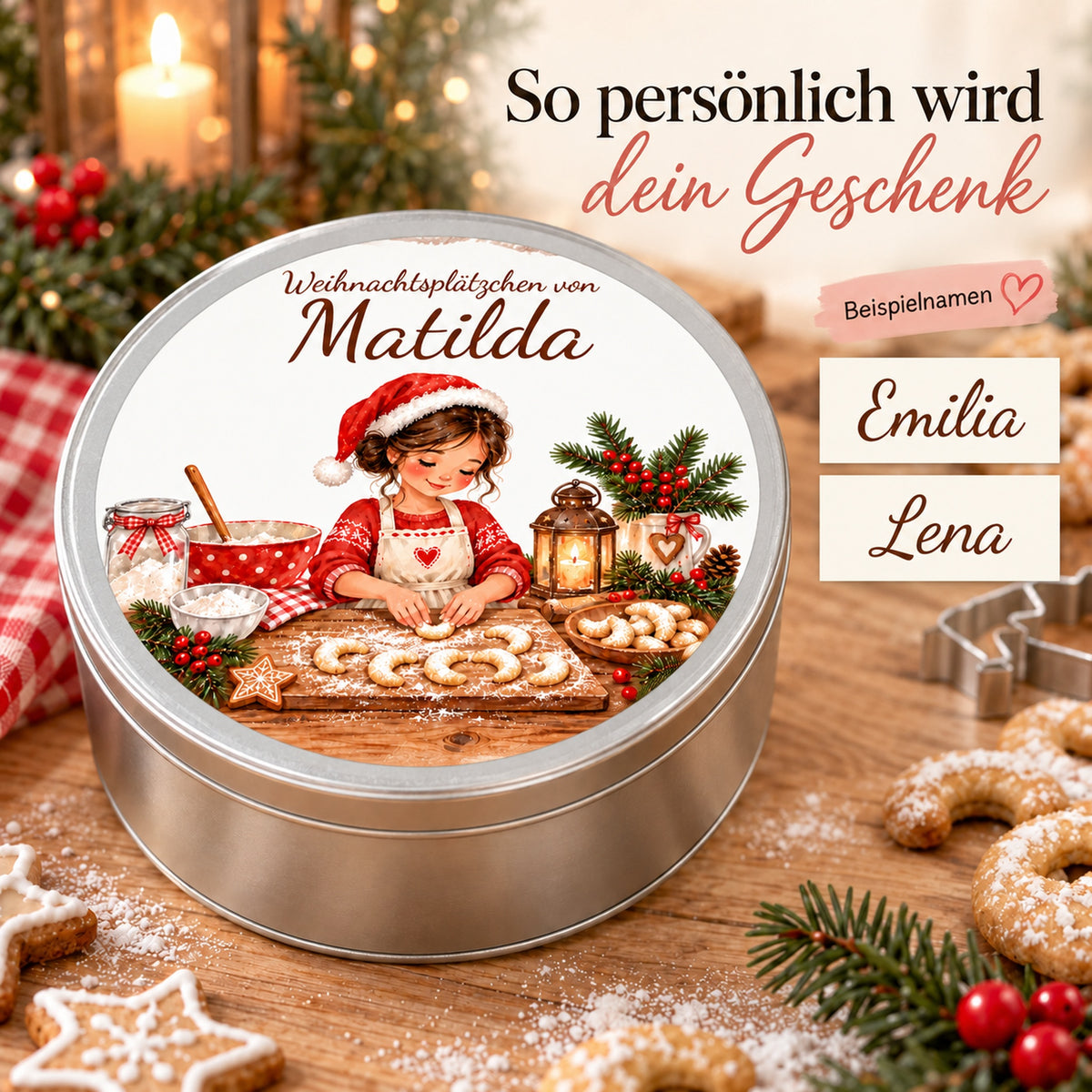 Personalisierte runde Keksdose mit Weihnachtsbäckerin und zwei flachen Feldern für weitere Beispielnamen.