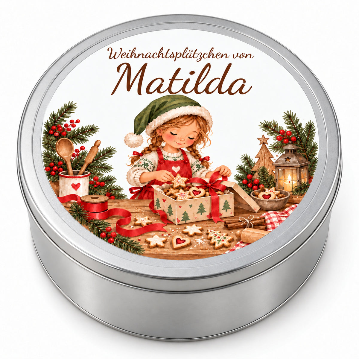 Runde Keksdose mit Weihnachtsbäckerin beim Verpacken eines Keksgeschenks und personalisierbarem Namen auf weißem Hintergrund.