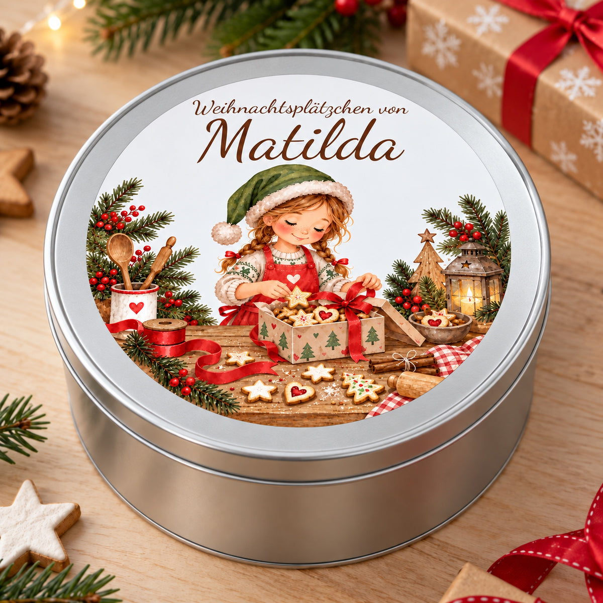 Silberne Keksdose mit Weihnachtsbäckerin beim Verpacken eines Keksgeschenks in schräger Ansicht auf festlichem Tisch.