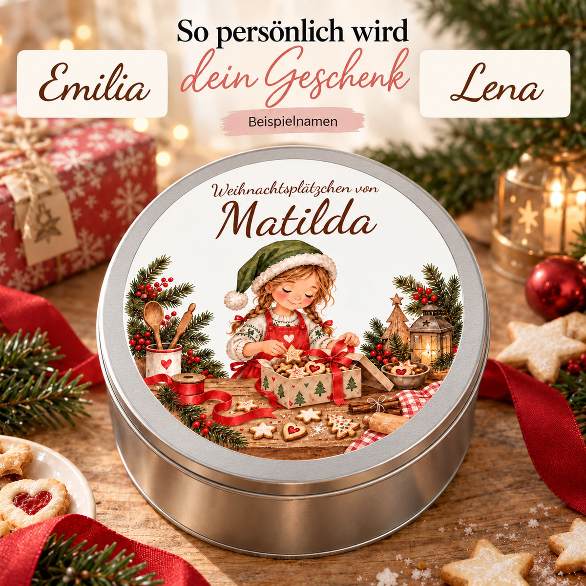 Personalisierte runde Keksdose mit Weihnachtsbäckerin und zwei flachen Feldern für weitere Beispielnamen.
