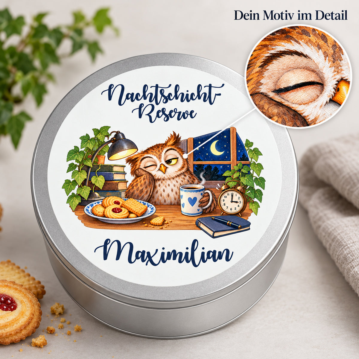 Keksdose Nachtschicht-Reserve – Am Schreibtisch: Eulenmotiv mit vergrößertem Detailkreis