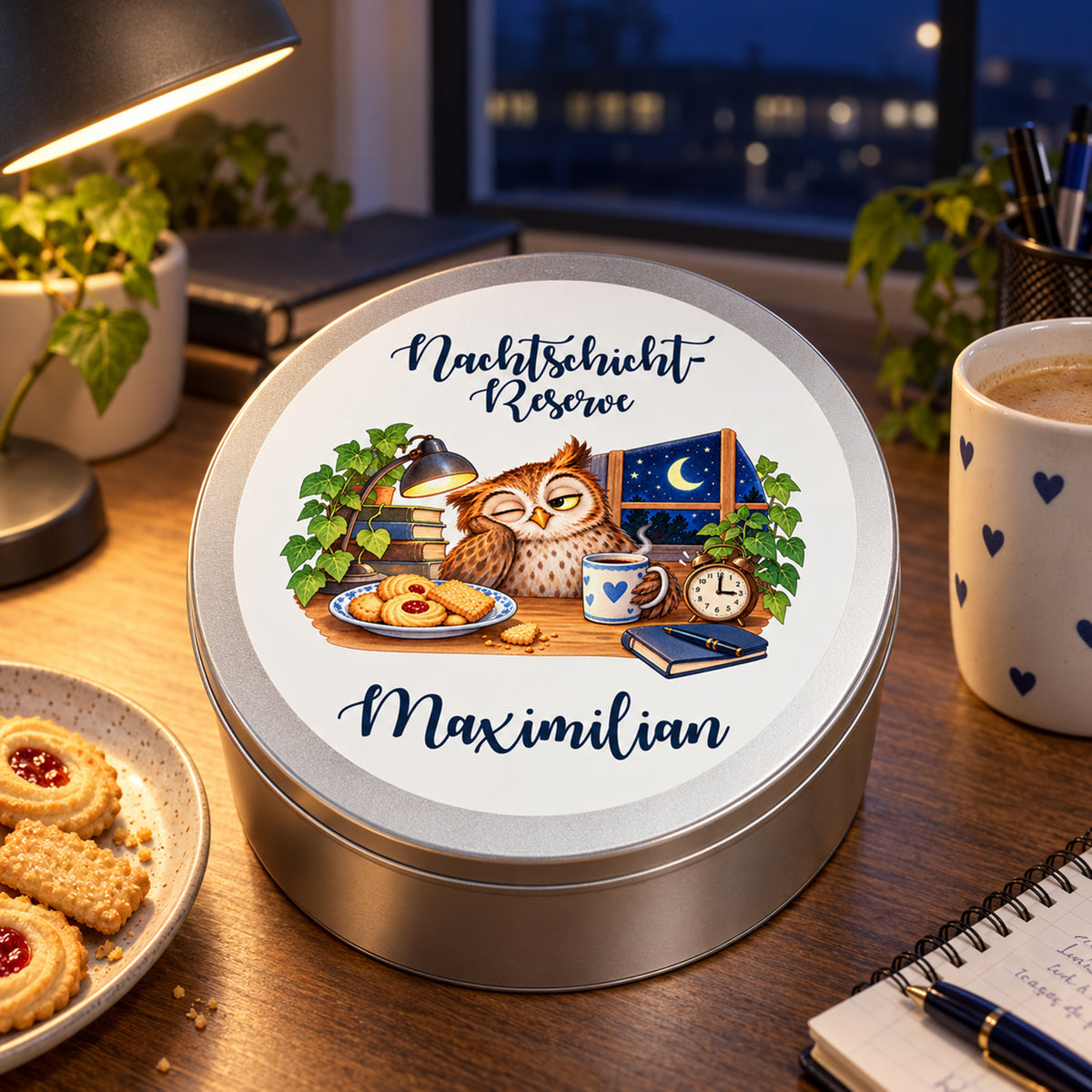 Keksdose Nachtschicht-Reserve – Am Schreibtisch: Keksdose mit einer Tasse und Keksen am Pausenplatz