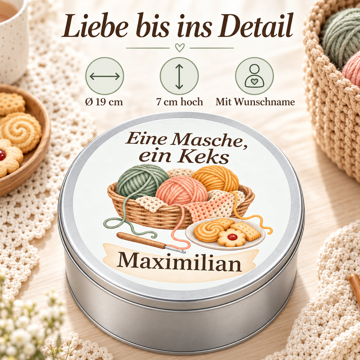 Keksdose mit Häkelmotiv neben den Angaben 19 cm Durchmesser, 7 cm Höhe und Wunschname.