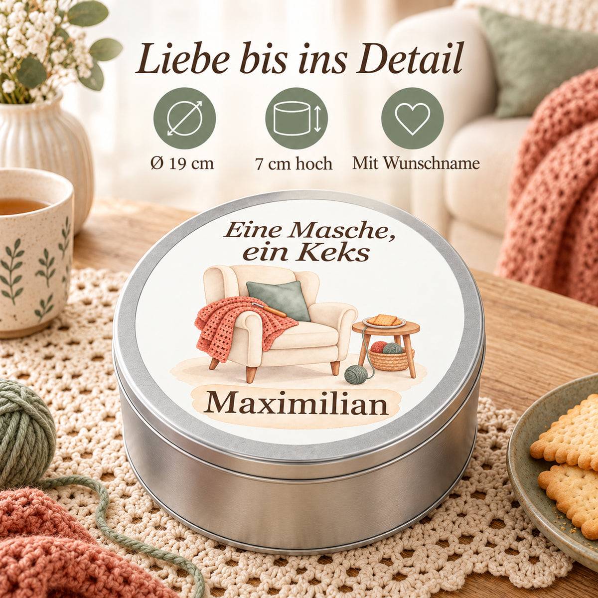 Keksdose mit Häkelmotiv neben den Angaben 19 cm Durchmesser, 7 cm Höhe und Wunschname.