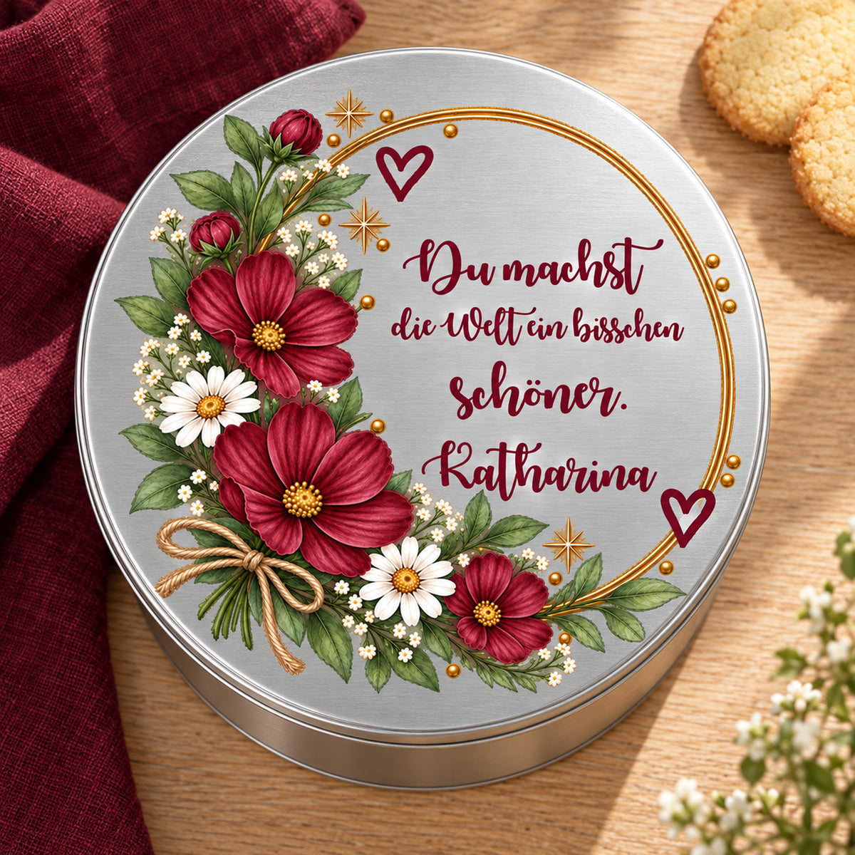 Draufsicht auf die Blumen-Keksdose auf einem hellen Holztisch – Motiv „Welt schöner“