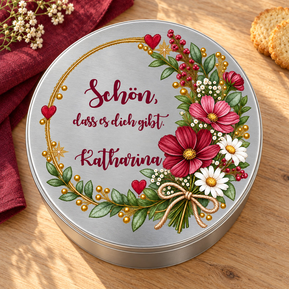 Draufsicht auf die Blumen-Keksdose auf einem hellen Holztisch – Motiv „Schön, dass es dich gibt“