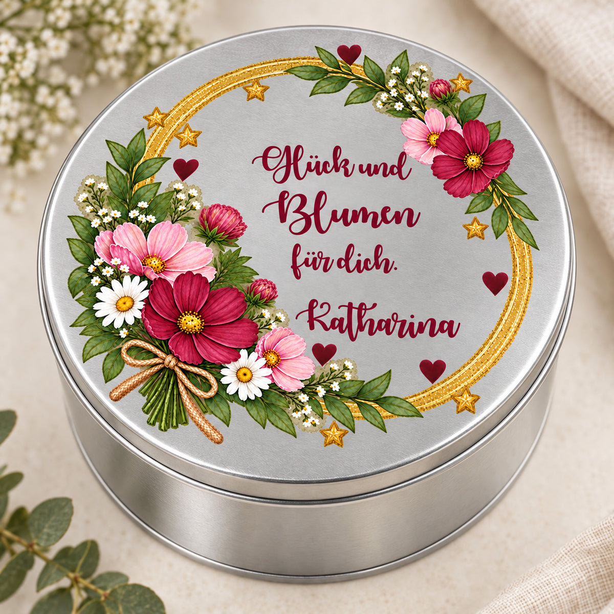 Nahansicht des bedruckten Deckels mit Blumen, Spruch und Name – Motiv „Glück und Blumen“