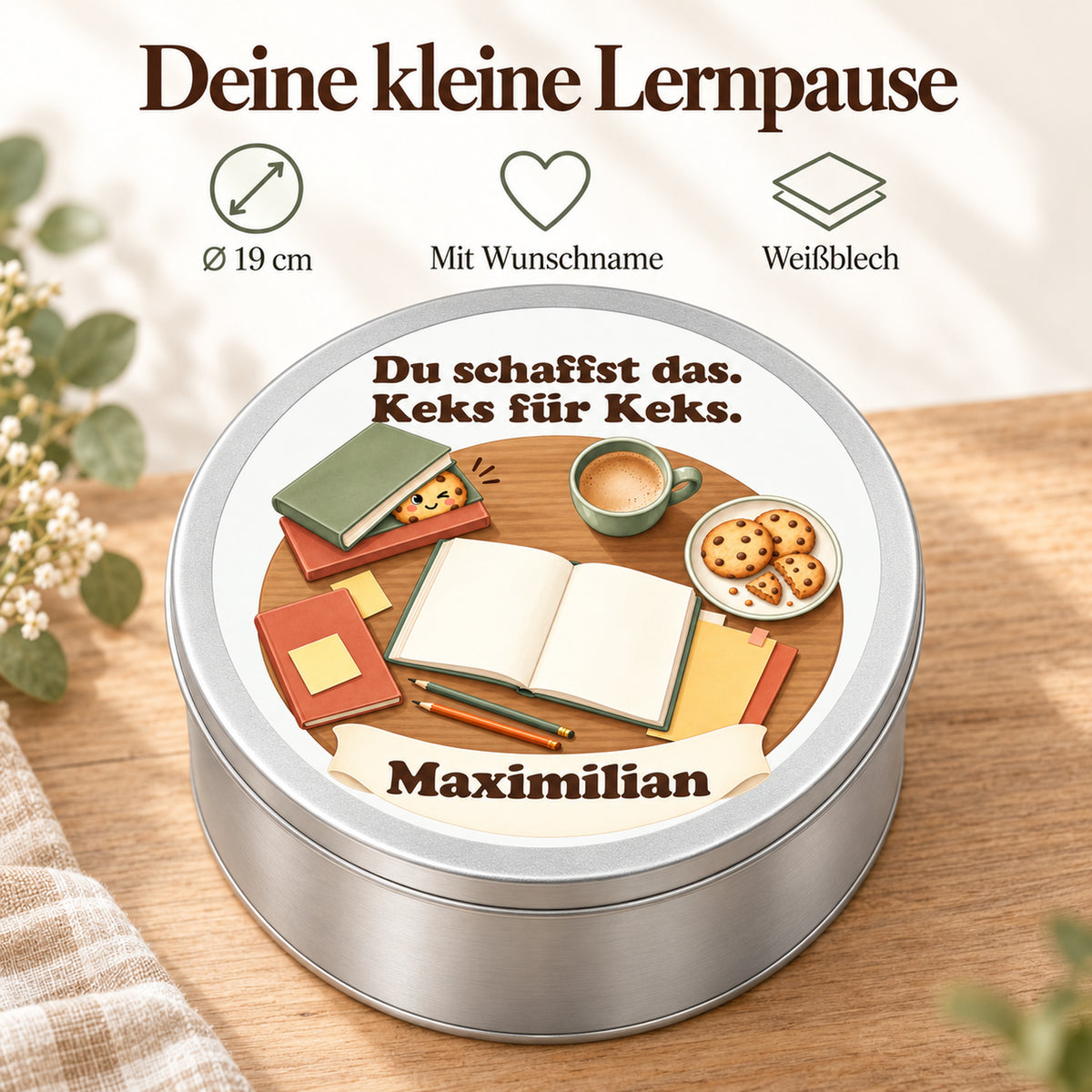 Personalisierte Keksdose mit Hinweisen zu 19 cm Durchmesser, Wunschname und Weißblech auf hellem Holztisch