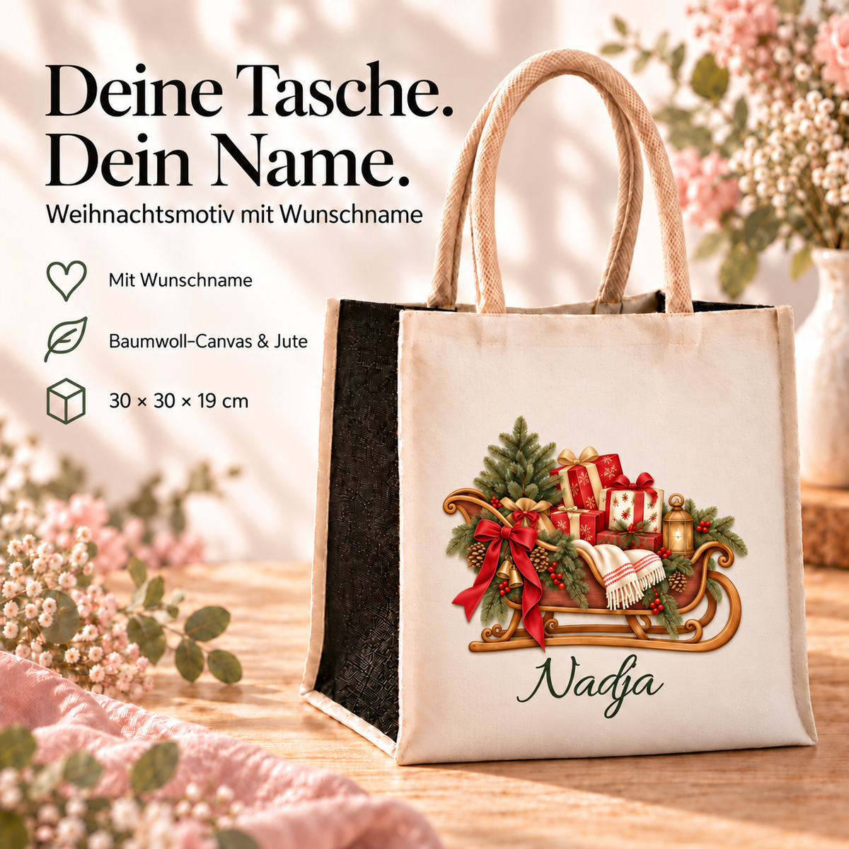 Weihnachtstasche mit Geschenkschlitten-Motiv neben Angaben zu Wunschname, Baumwoll-Canvas, Jute und Taschenmaßen