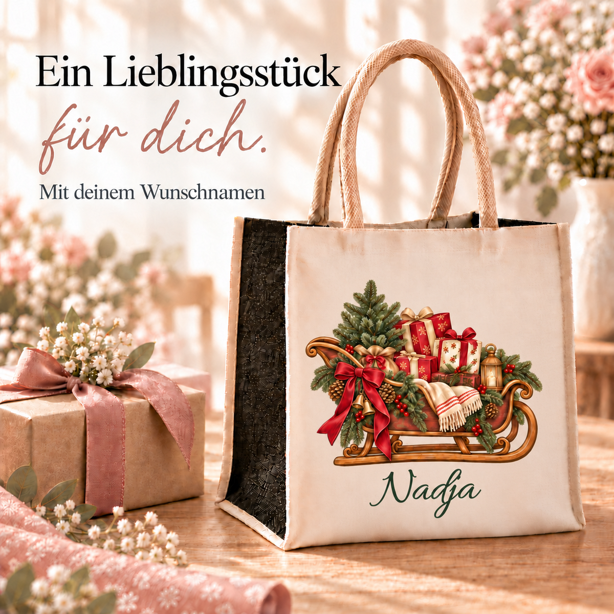 Personalisierte Weihnachtstasche mit Geschenkschlitten-Motiv neben weihnachtlich verpacktem Geschenk
