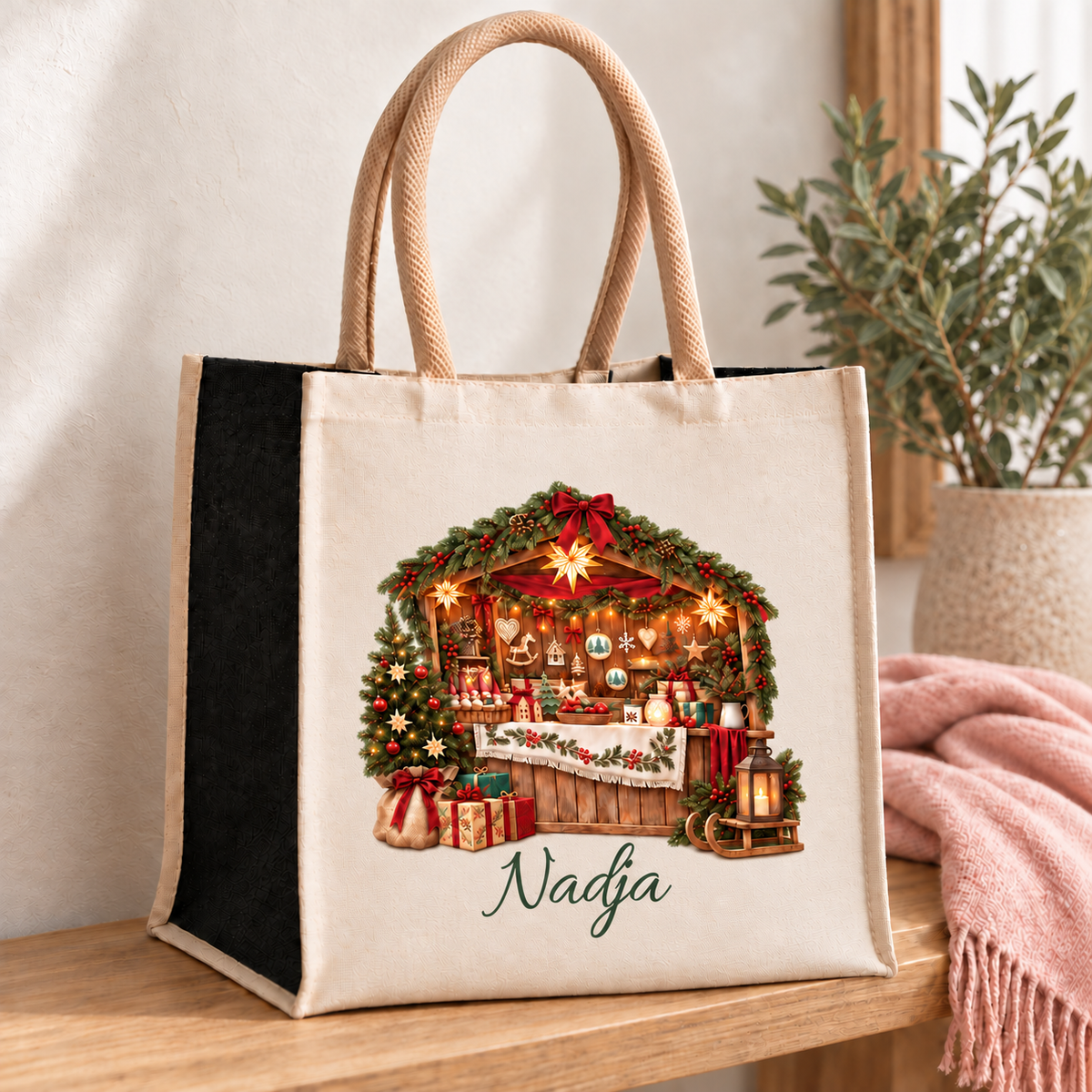 Weihnachtliche Einkaufstasche mit Weihnachtsmarkt-Motiv und Namenszug auf einer Holzbank