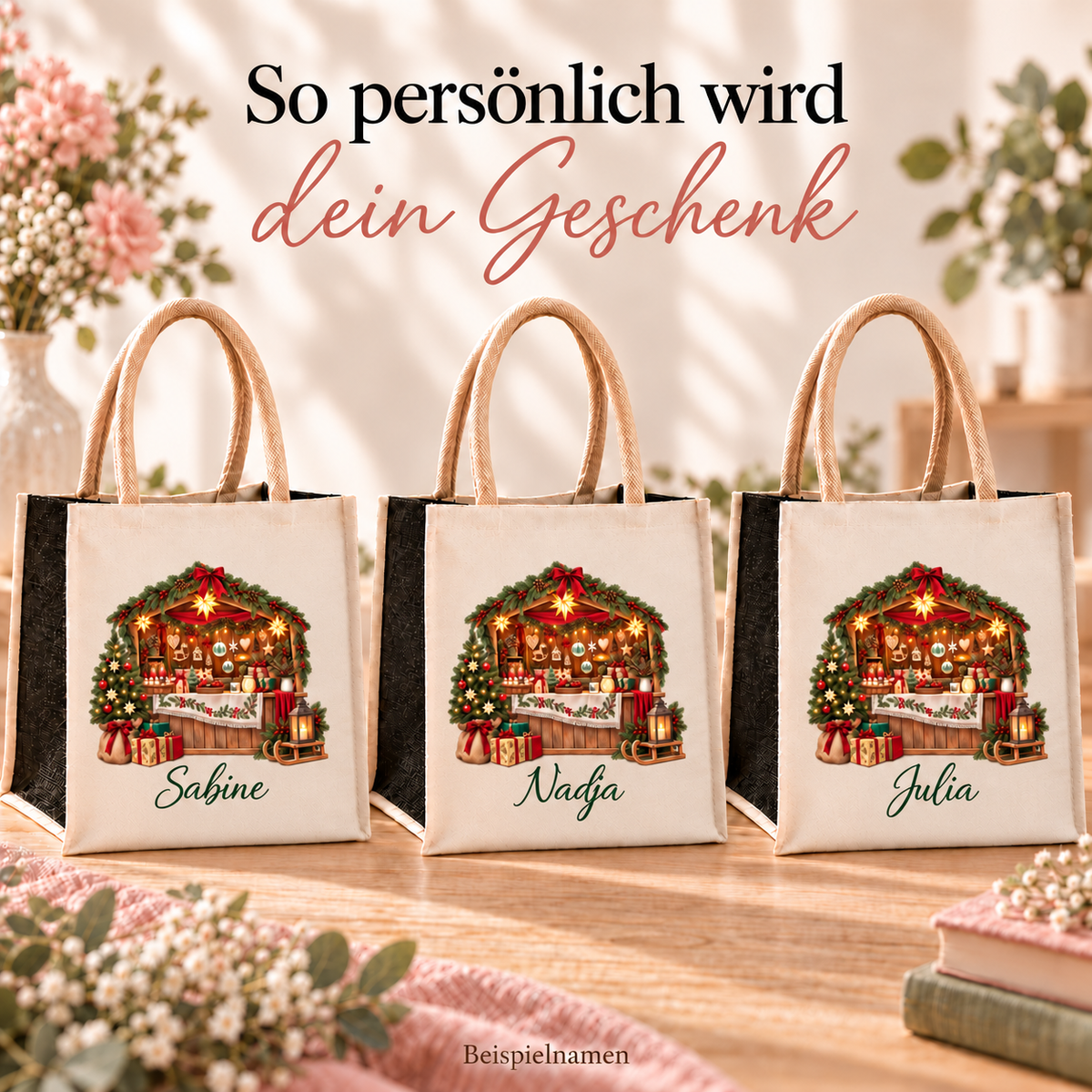 Drei Weihnachtstaschen mit identischem Weihnachtsmarkt-Motiv und verschiedenen Beispielnamen zur Personalisierung