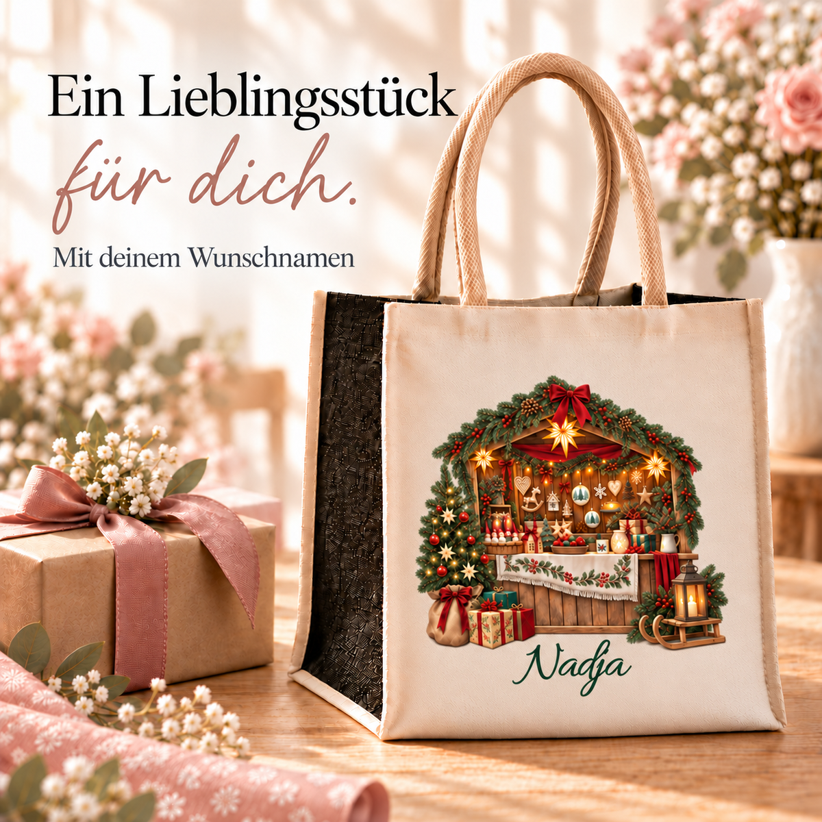 Personalisierte Weihnachtstasche mit Weihnachtsmarkt-Motiv neben weihnachtlich verpacktem Geschenk