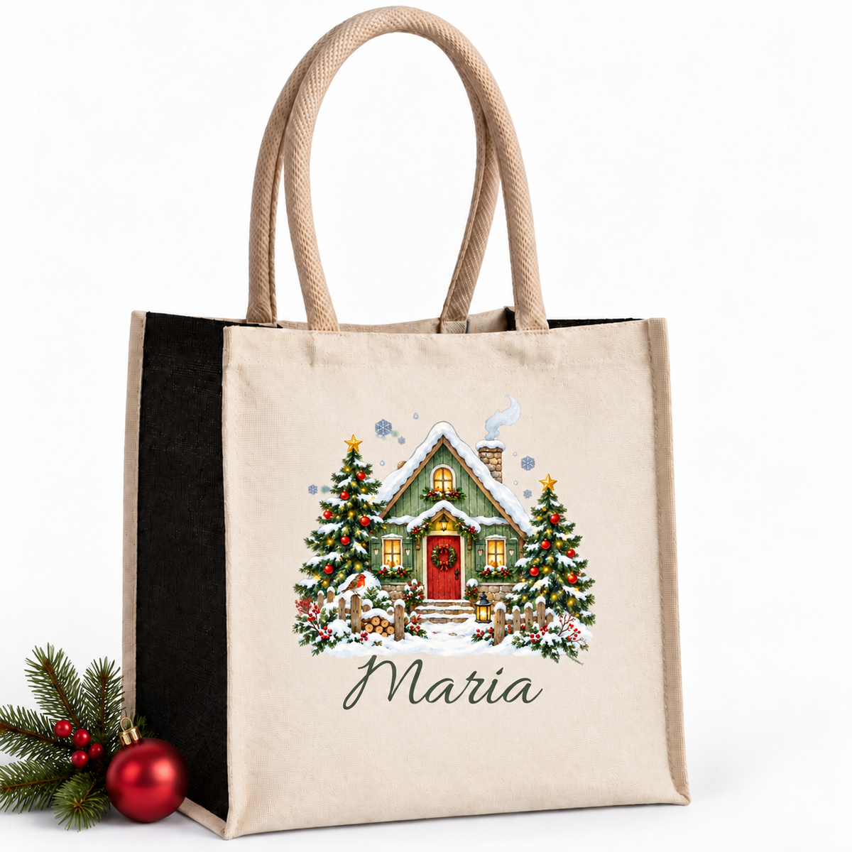 Naturfarbene Tasche mit schwarzen Seiten, Motiv Waldhäuschen mit Tannen und personalisiertem Wunschnamen.