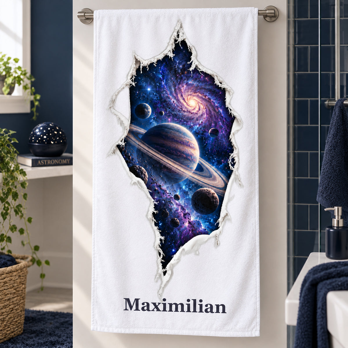 Handtuch mit Galaxie-Motiv und Wunschname im Badezimmer mit dunkelblauen Akzenten.