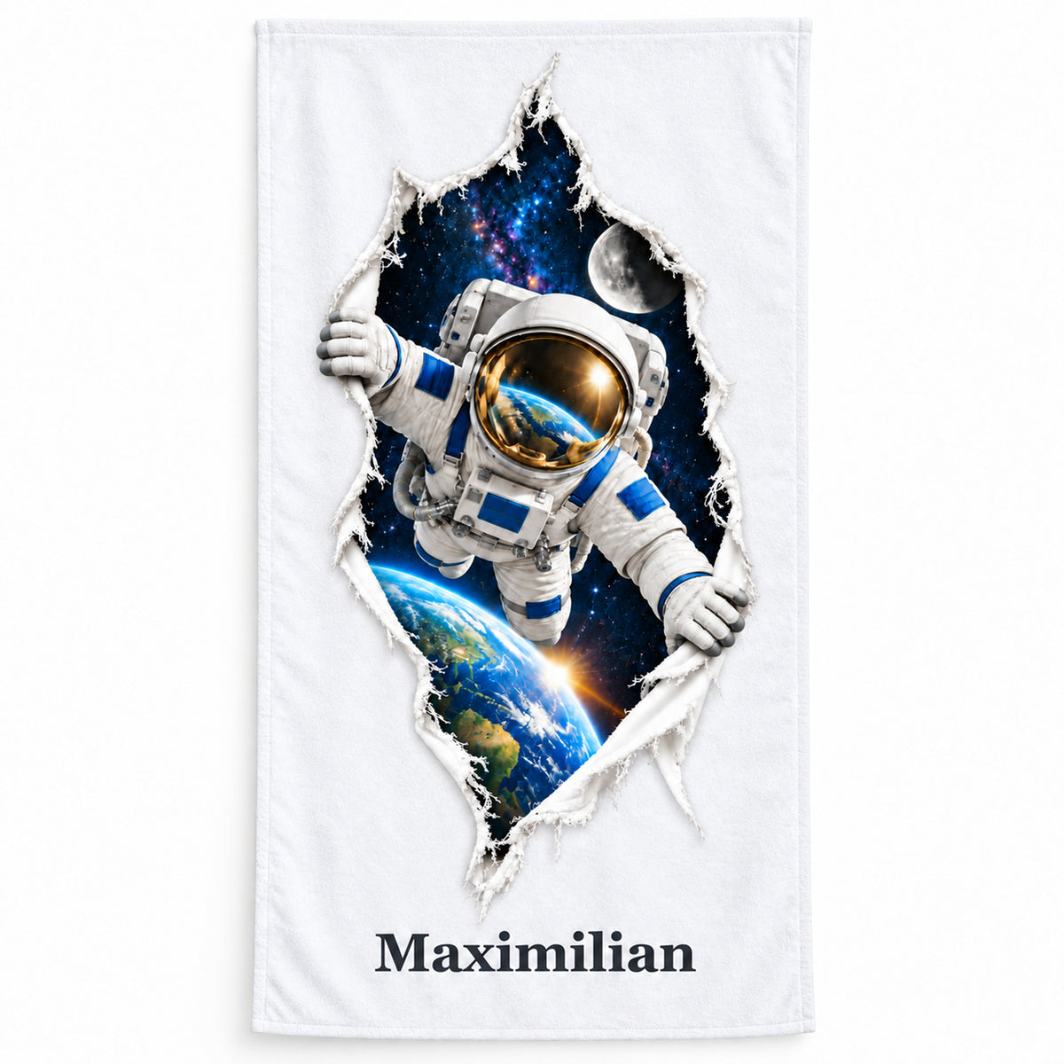 Weißes Handtuch mit Astronaut-Motiv als gedruckte Riss-Illusion und Wunschname unter der Szene.