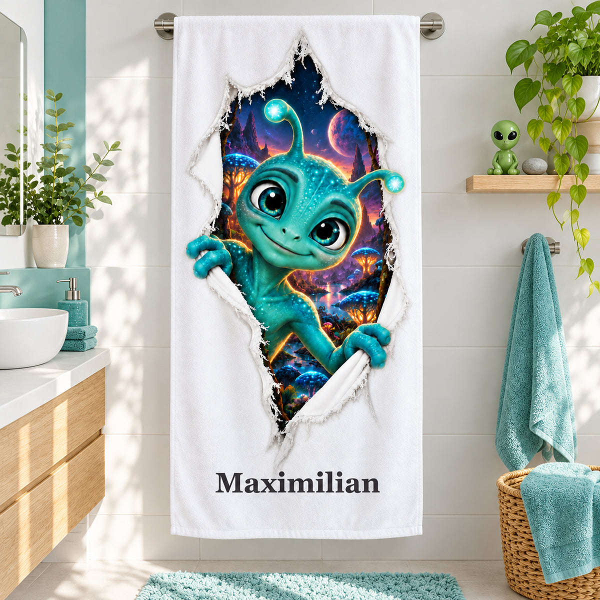 Handtuch mit Freundlicher Alien-Motiv und Wunschname im Badezimmer mit türkisfarbenen Akzenten.