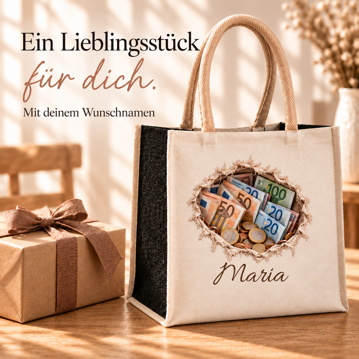 Personalisierte Shoppingtasche mit Motiv „Scheine und Münzen“ neben einem Geschenk mit brauner Schleife.