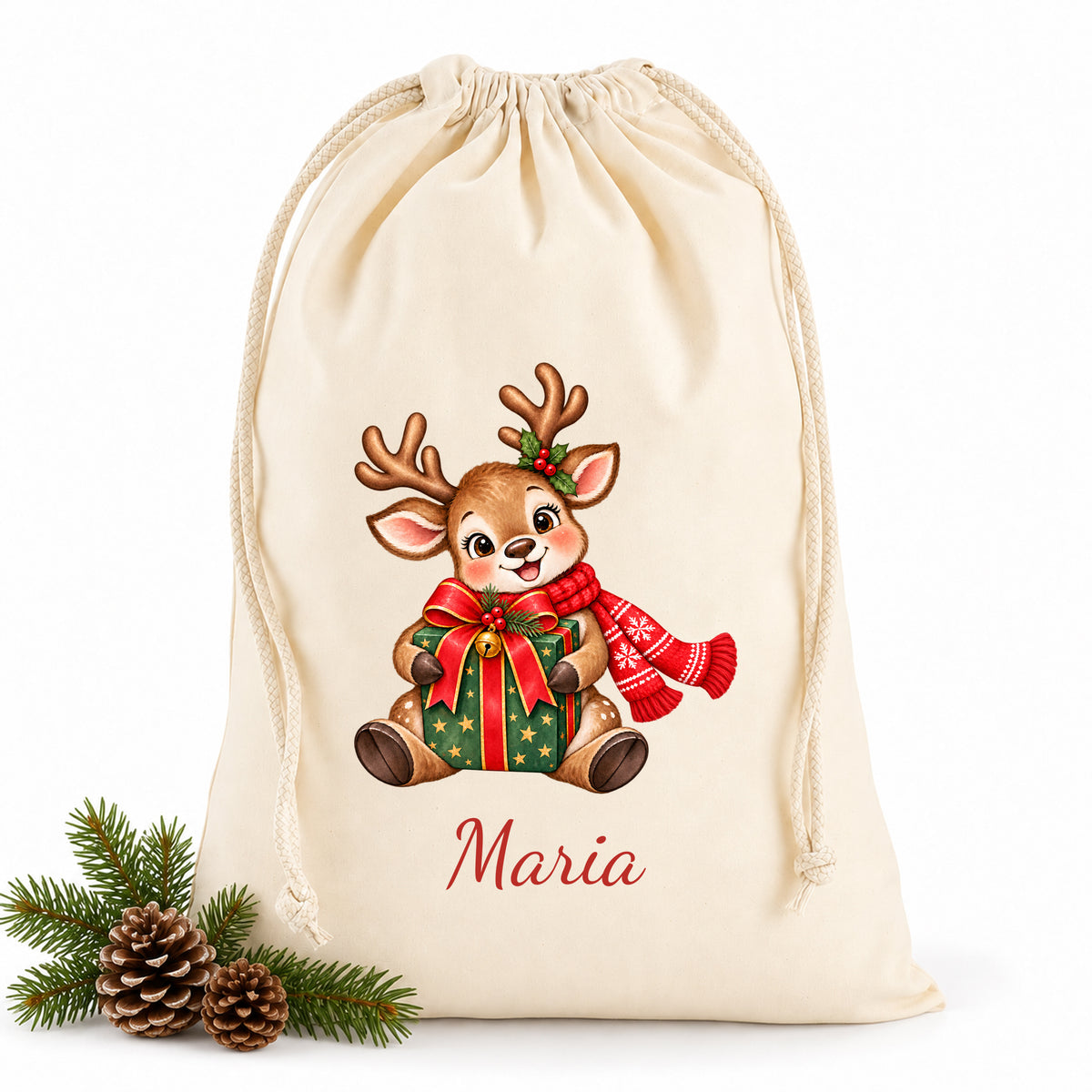 Naturfarbener Geschenksack mit Rentier-Motiv und rotem Wunschnamen, Tannengrün und Zapfen