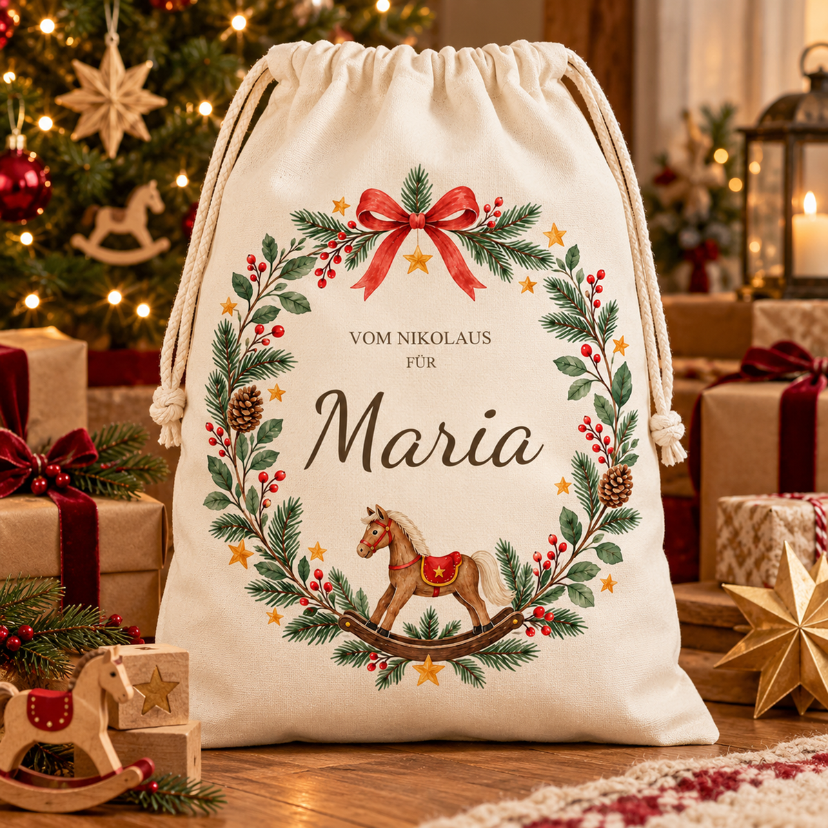 Nikolaussack mit Schaukelpferdkranz und Wunschname vor einem beleuchteten Weihnachtsbaum, umgeben von verpackten Geschenken und Holzspielzeug.