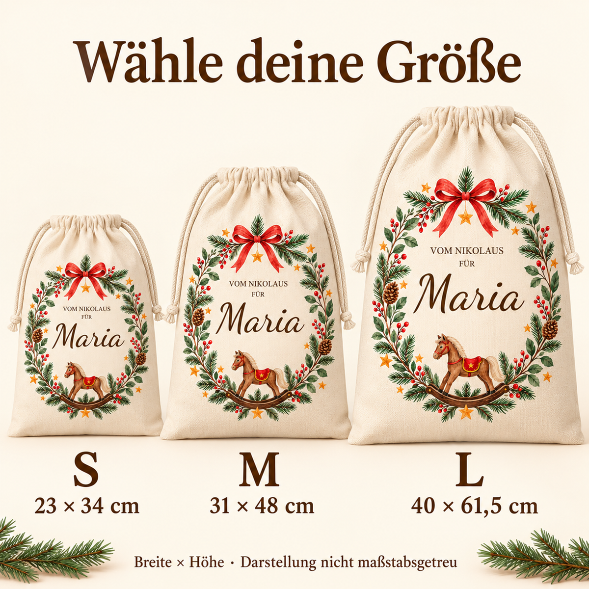 Drei Nikolaussäcke mit Schaukelpferdmotiv in S, M und L, beschriftet mit 23 × 34, 31 × 48 und 40 × 61,5 Zentimeter.