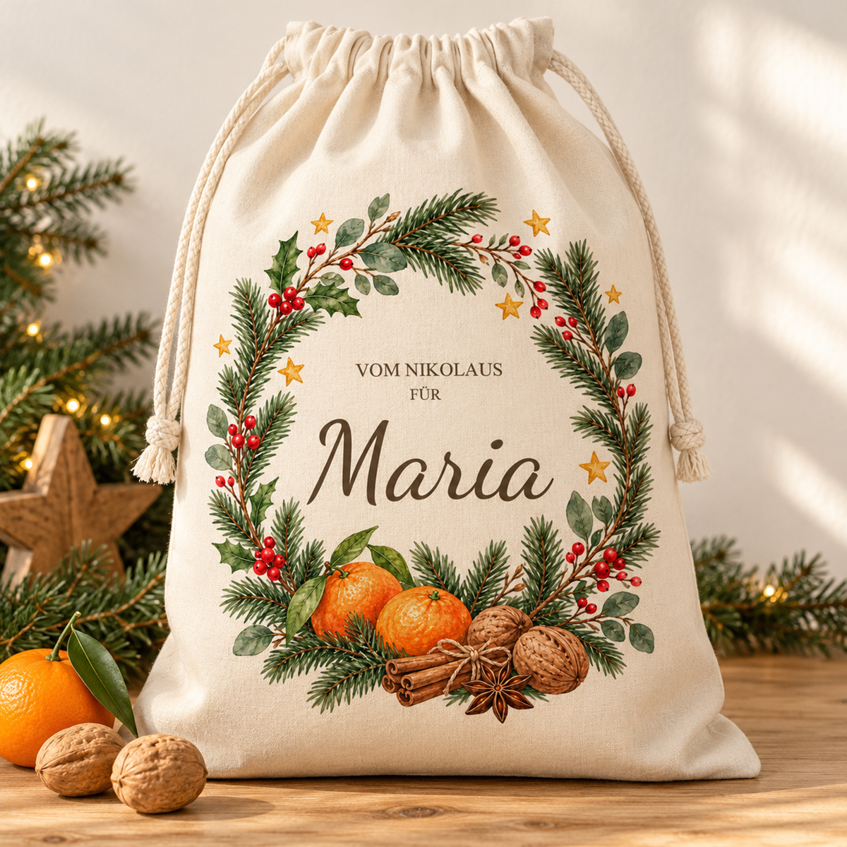 Naturfarbener Nikolaussack mit Wunschname und einem grünen Kranz aus Mandarinen, Walnüssen und Zimt auf einem Holztisch.