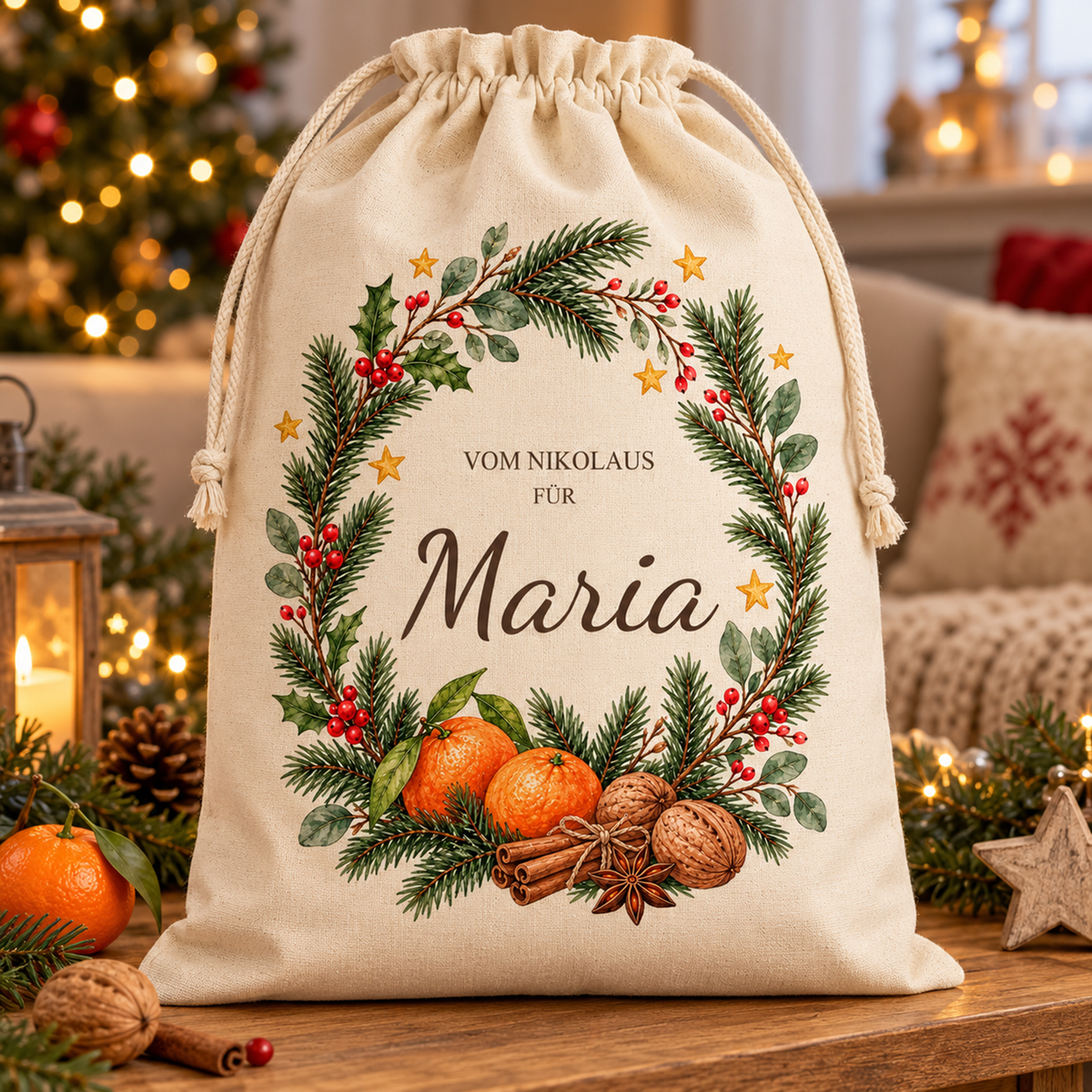 Nikolaussack mit Wunschname, Mandarinen und Walnüssen auf einem Holztisch vor einem Sofa und warmen Weihnachtslichtern.