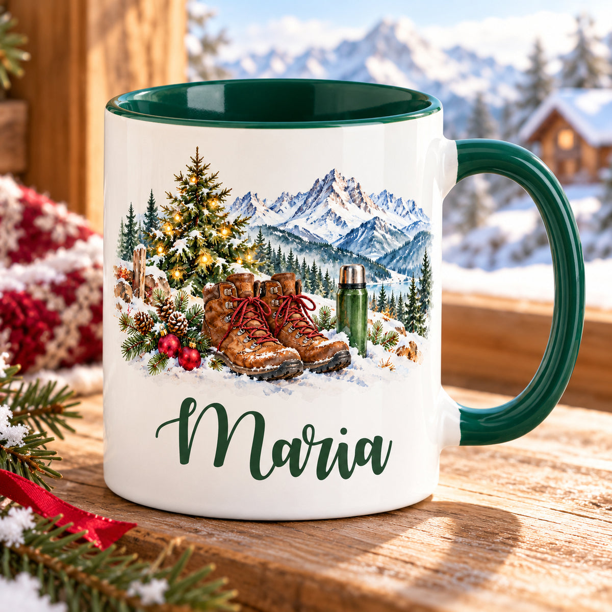 Tasse mit grünem Henkel und Name: Wanderschuhe vor verschneiten Bergen.