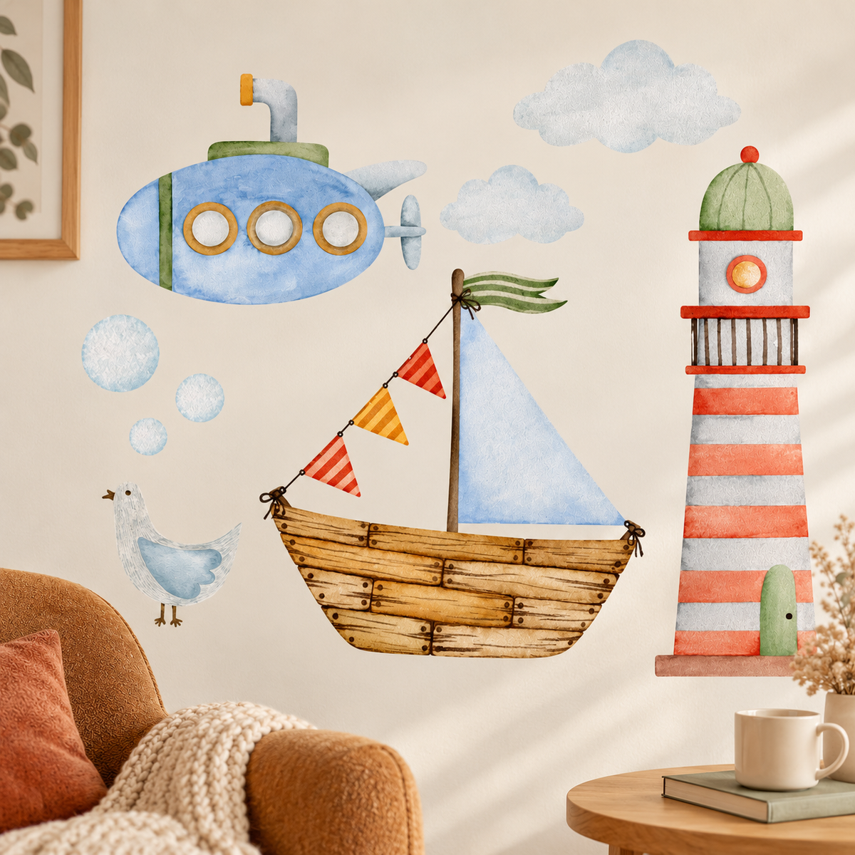 Wandtattoo mit Segelboot, U-Boot und rot gestreiftem Leuchtturm als maritime Wandgestaltung in einer Leseecke.