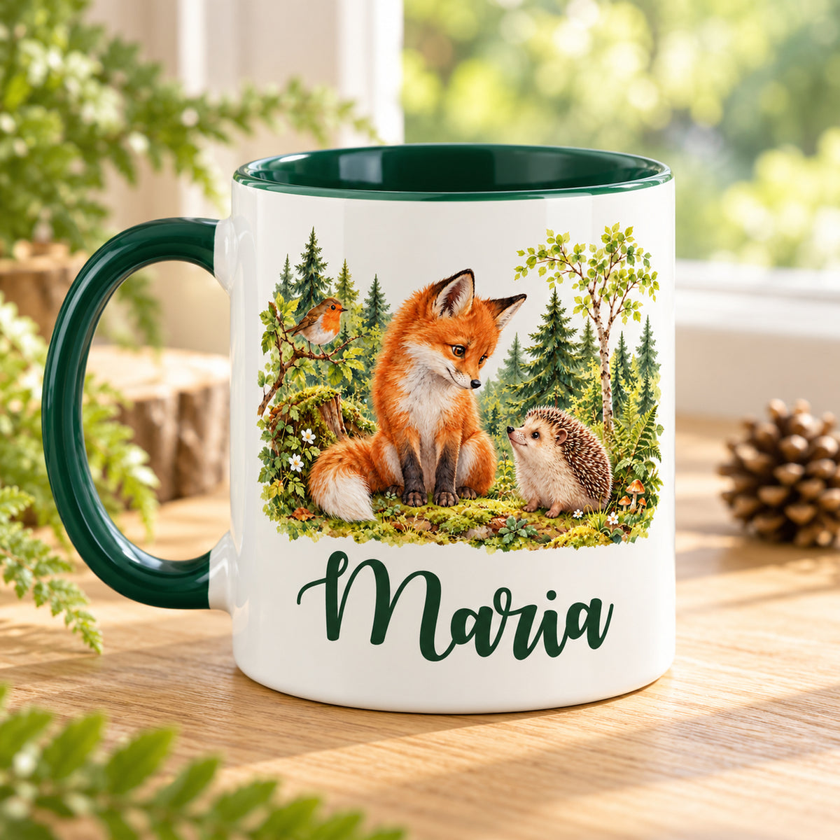 Zweite Ansicht der Namenstasse mit Fuchs, Igel und Rotkehlchen; grüner Henkel links.
