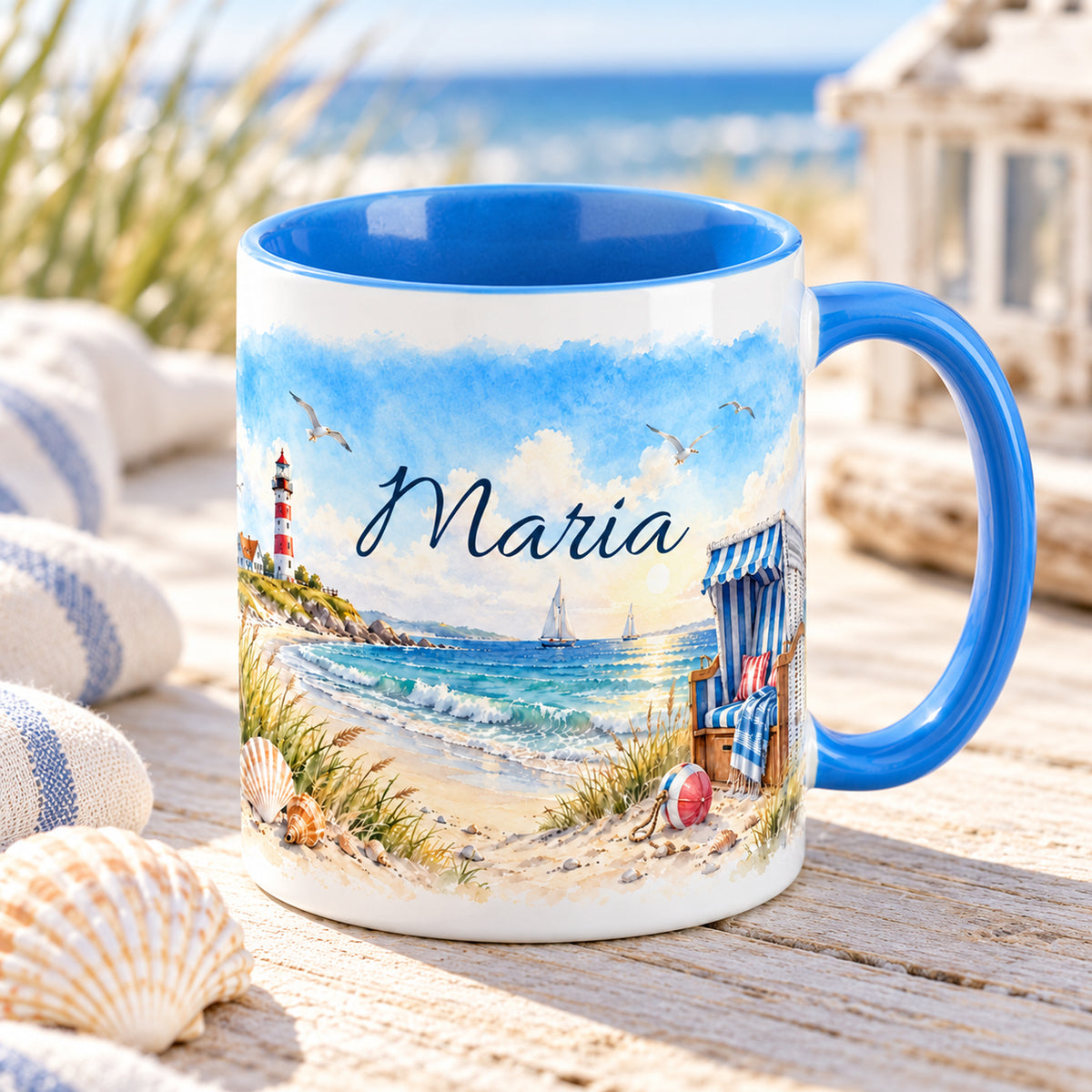 Schrägansicht der maritimen Tasse mit Wunschname und hellblauer Innenseite