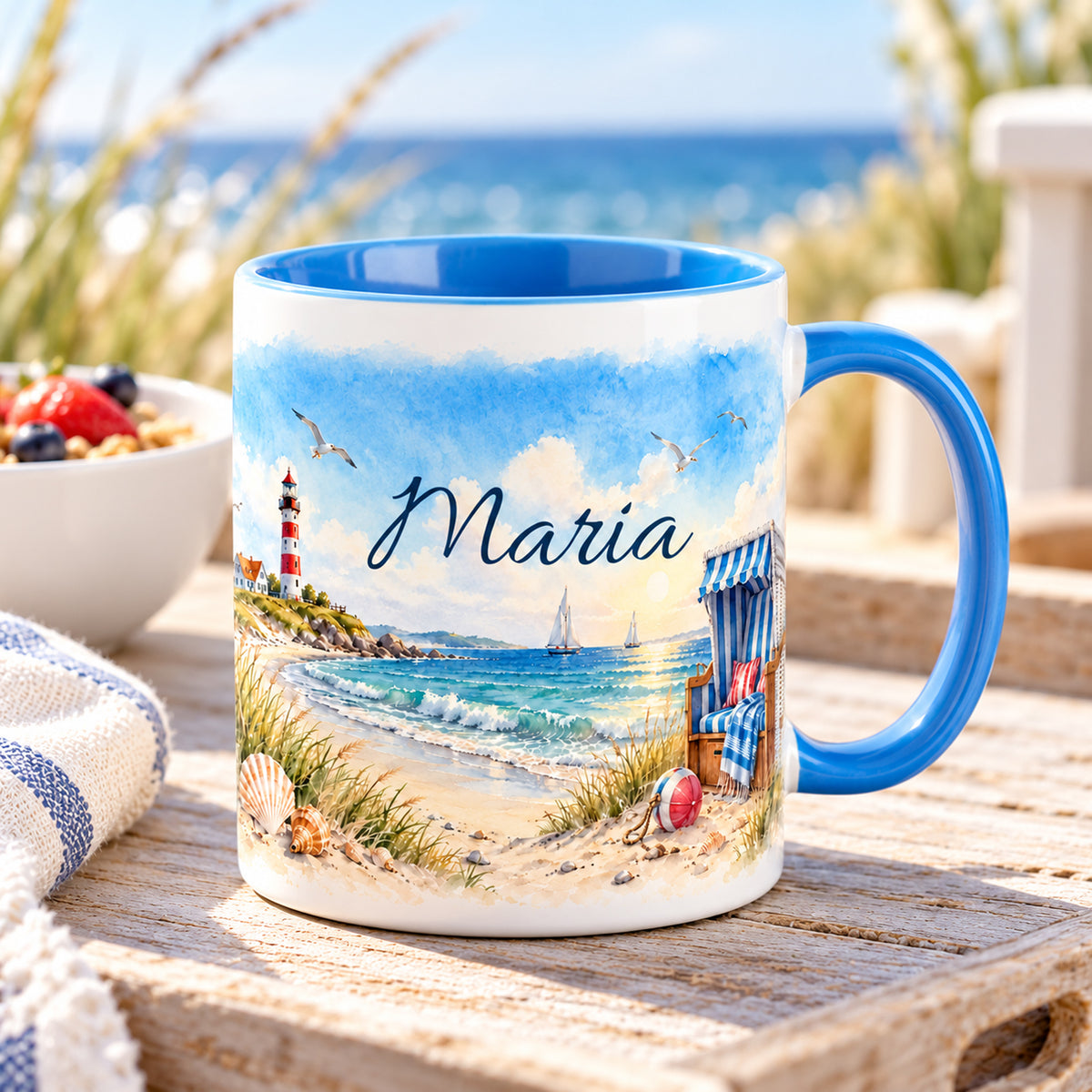 Personalisierte maritime Tasse mit Strandkorb bei einer Meeresauszeit
