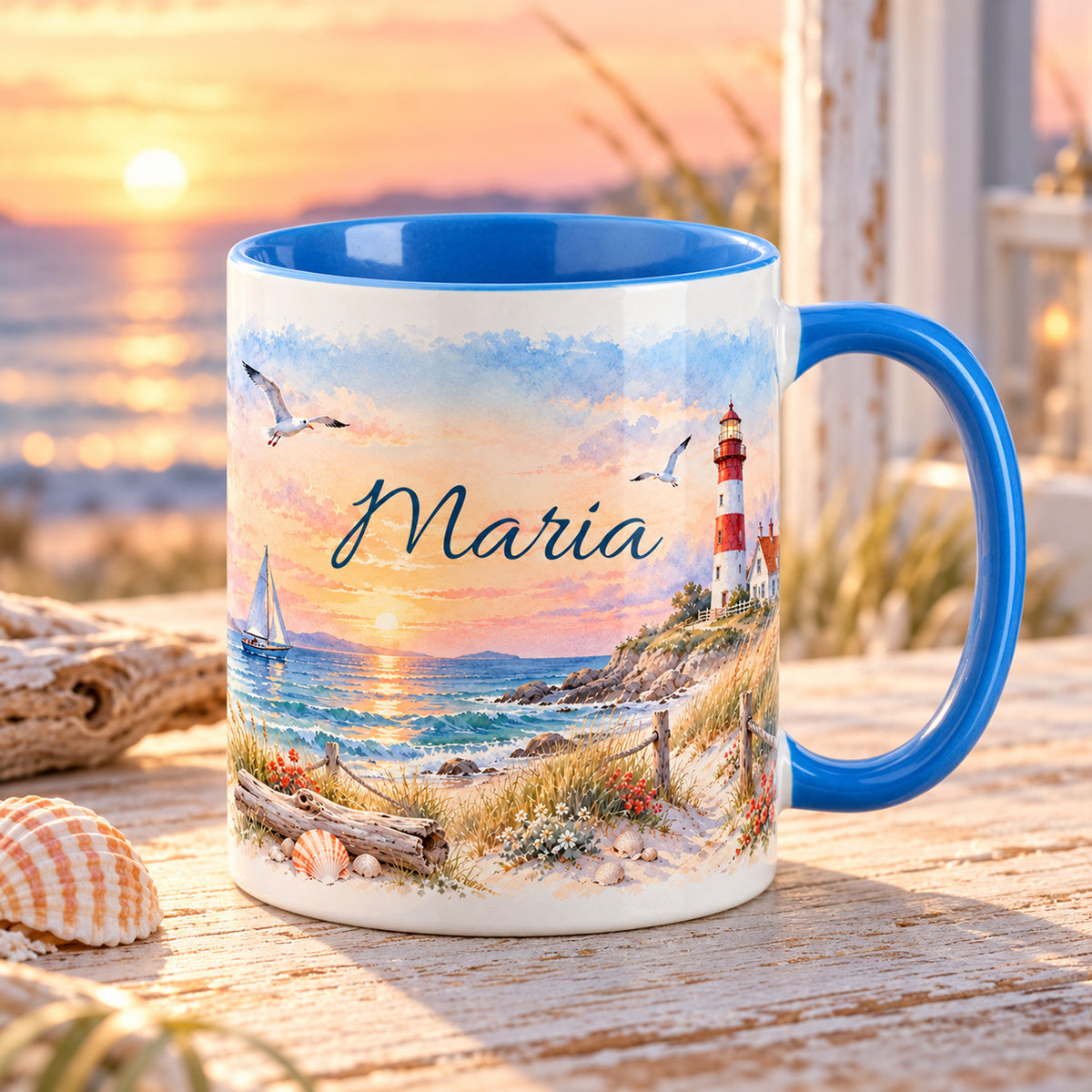 Personalisierte maritime Tasse mit Leuchtturm im Abendlicht, Meer und hellblauem Henkel in Küstenszene