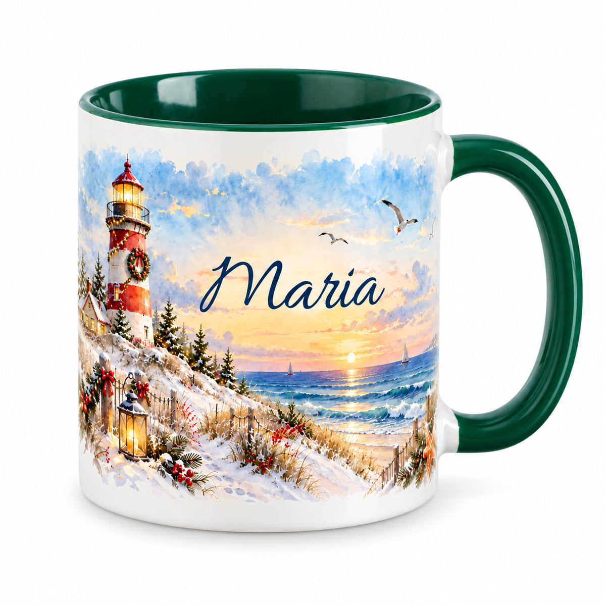 Grün-weiße Keramiktasse mit personalisiertem Küstenmotiv Weihnachtsleuchtturm vor weißem Hintergrund.