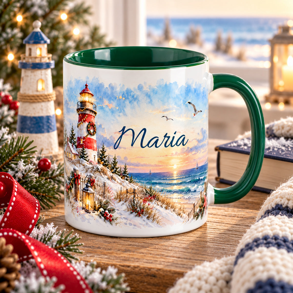 Personalisierte Weihnachtstasse Weihnachtsleuchtturm in einer gemütlichen maritimen Leseszene.